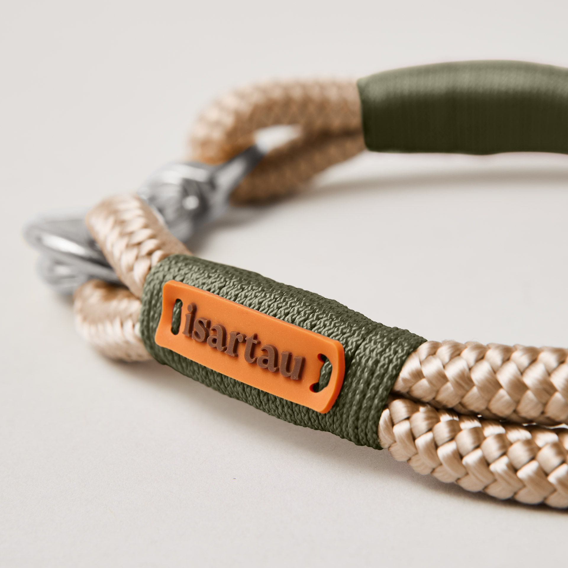 Takelfarbe Oliv auf beigem Softtau Wood Owl, Fokus auf isartau Logo