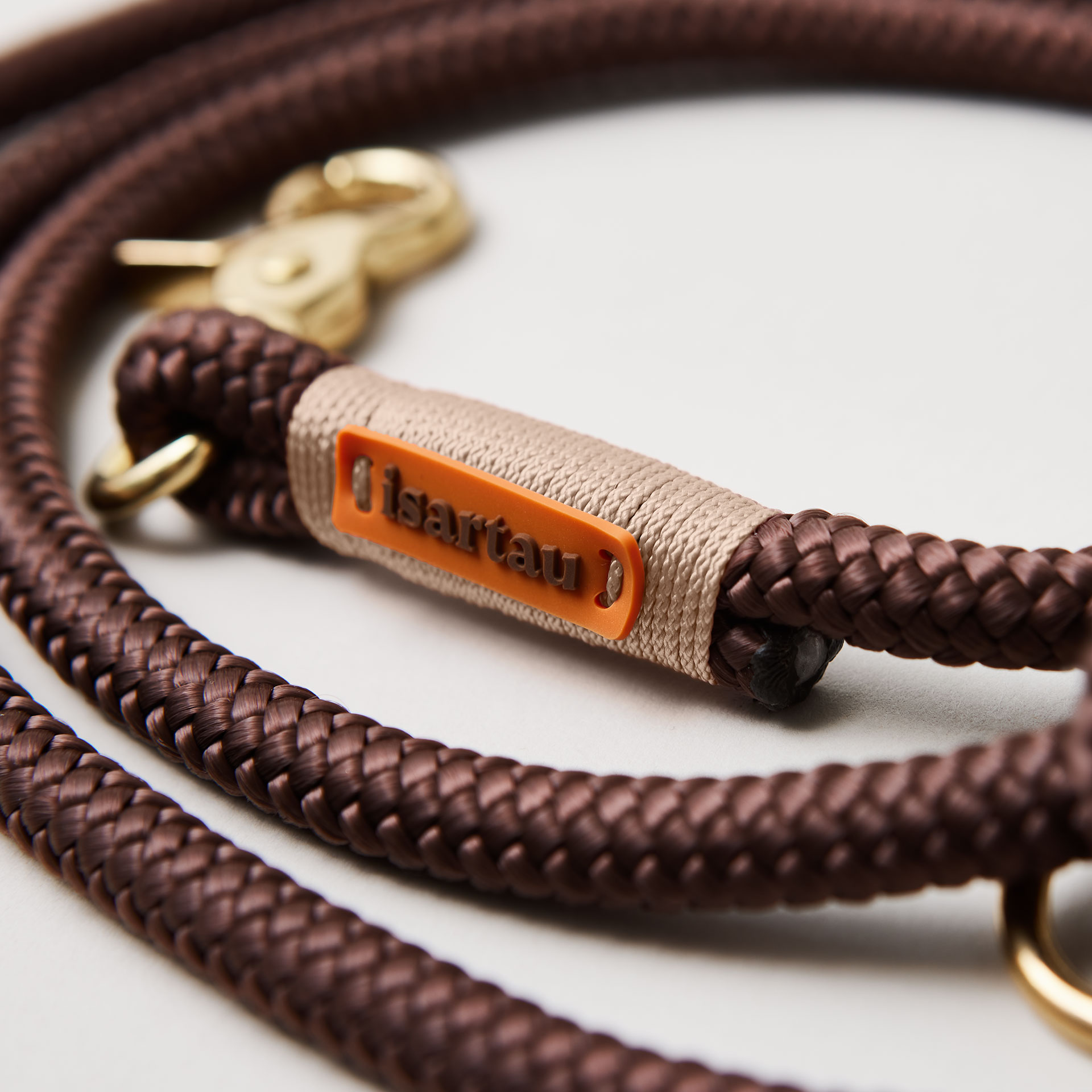 Detail isartau-Logo, feine Gravur auf braunem Tau und beiger Takelung