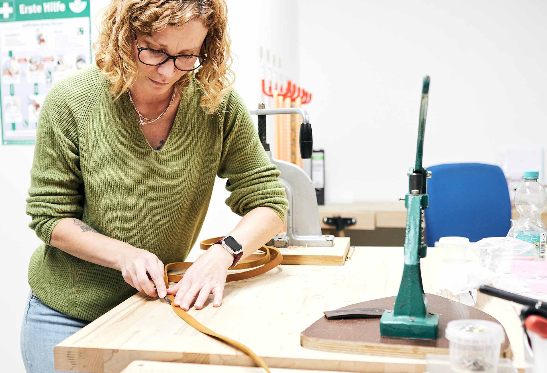 Produktion eines Markenbands durch Sabrina, made in Bayern