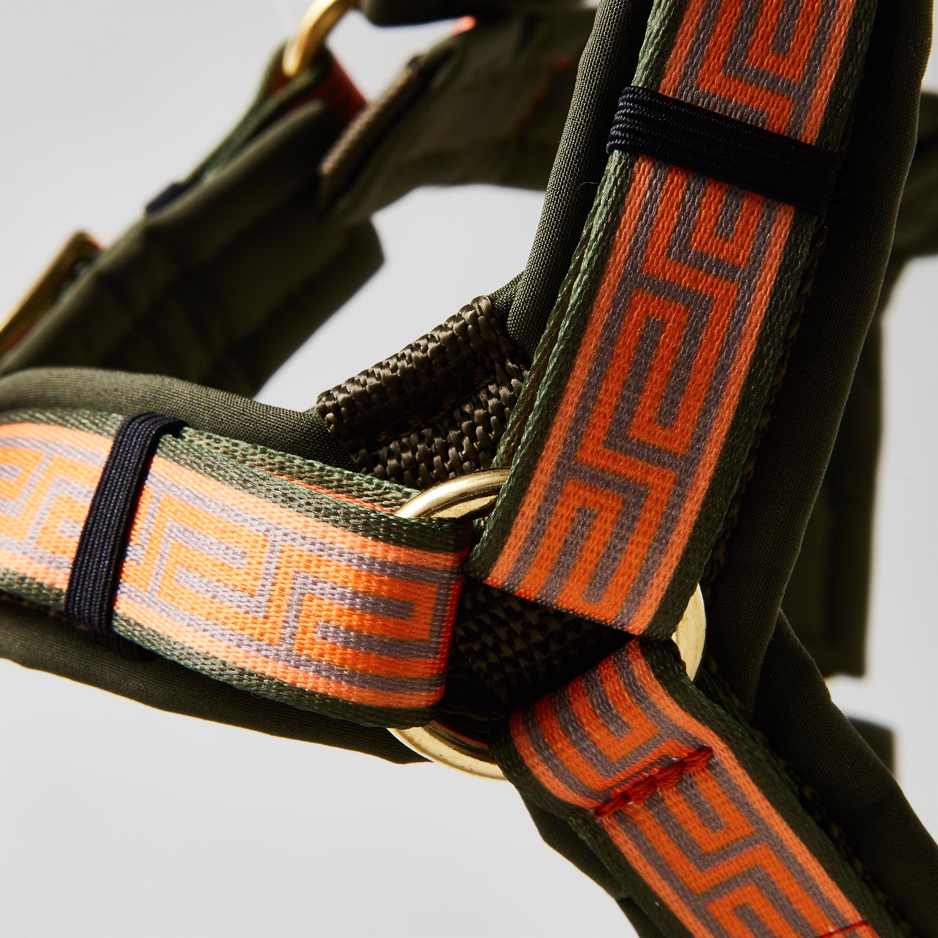 Detail gepolstertes Y-Brustgeschirr im Design Wellenbrecher Mäander Motiv in Orange Oliv aus olivfarbenem Softshell-Material