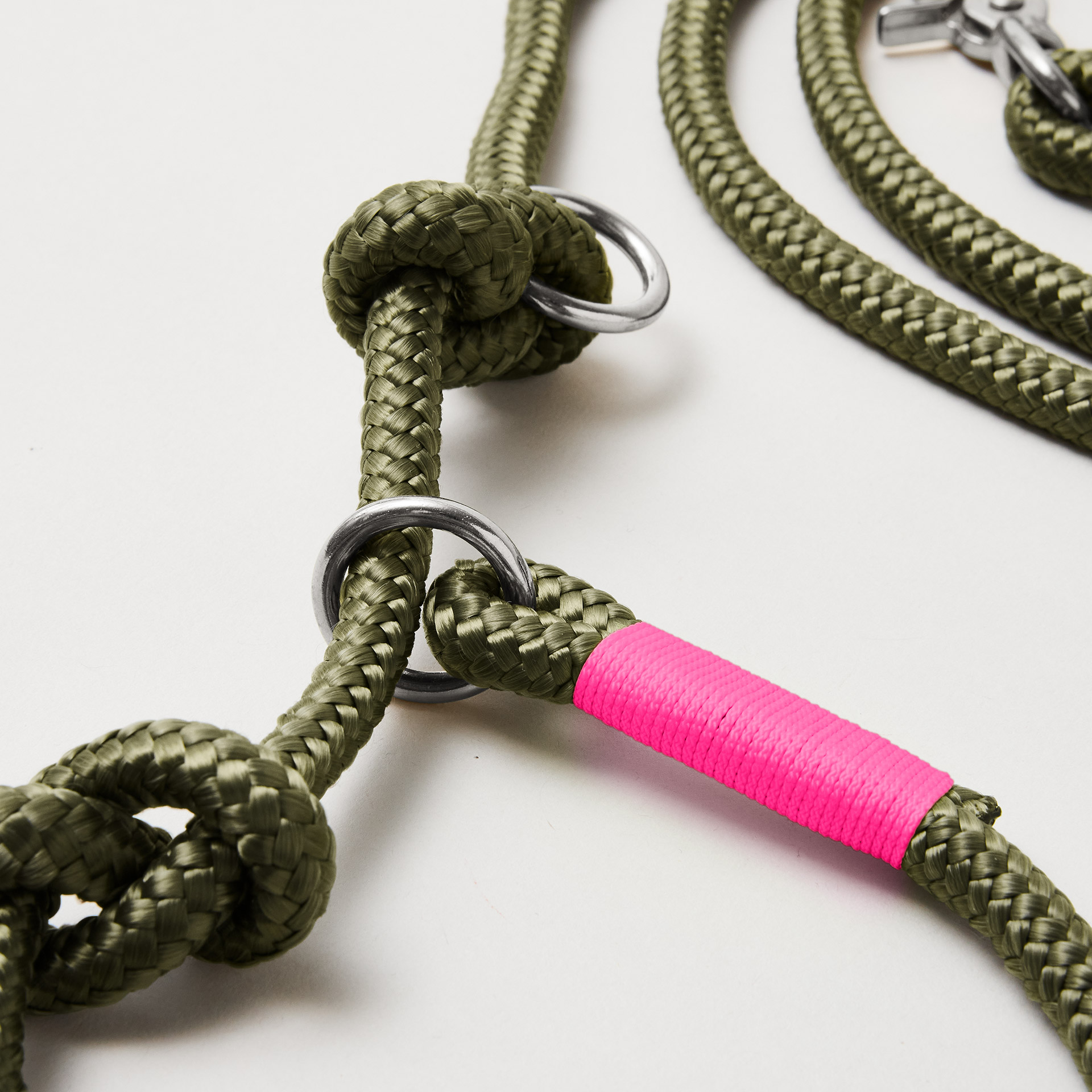 Detail Retrieverleine Olive Grove Neonpink mit verstellbaren Knoten für Hals- und Kopfumfang, silberne Karabiner, olivfarbenes Tau mit neonpinker Takelung