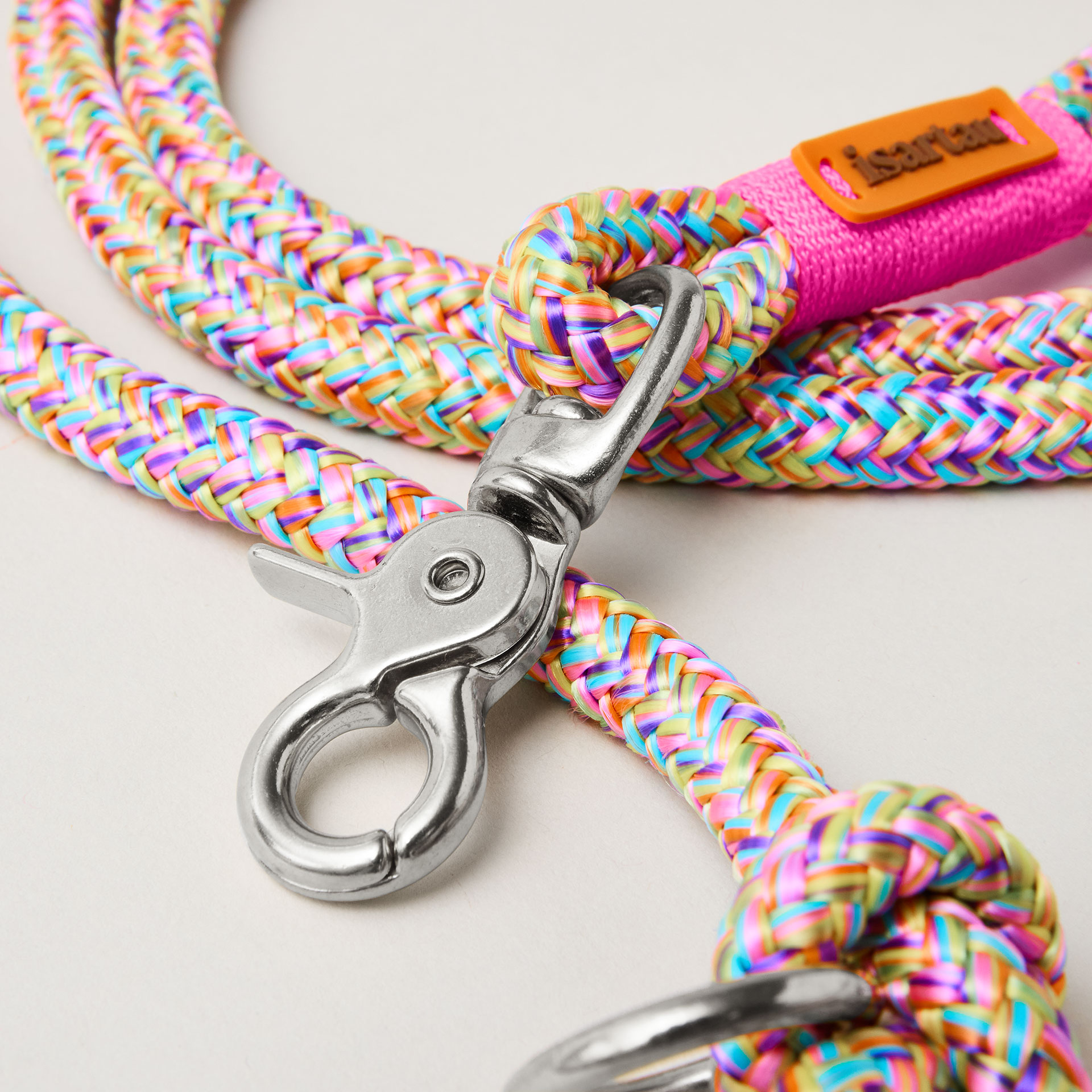 Detail Hundeleine Easy Summer Neonpink, buntes Tau mit neonpinker Takelung, Fokus auf silberne Karabiner und Tau
