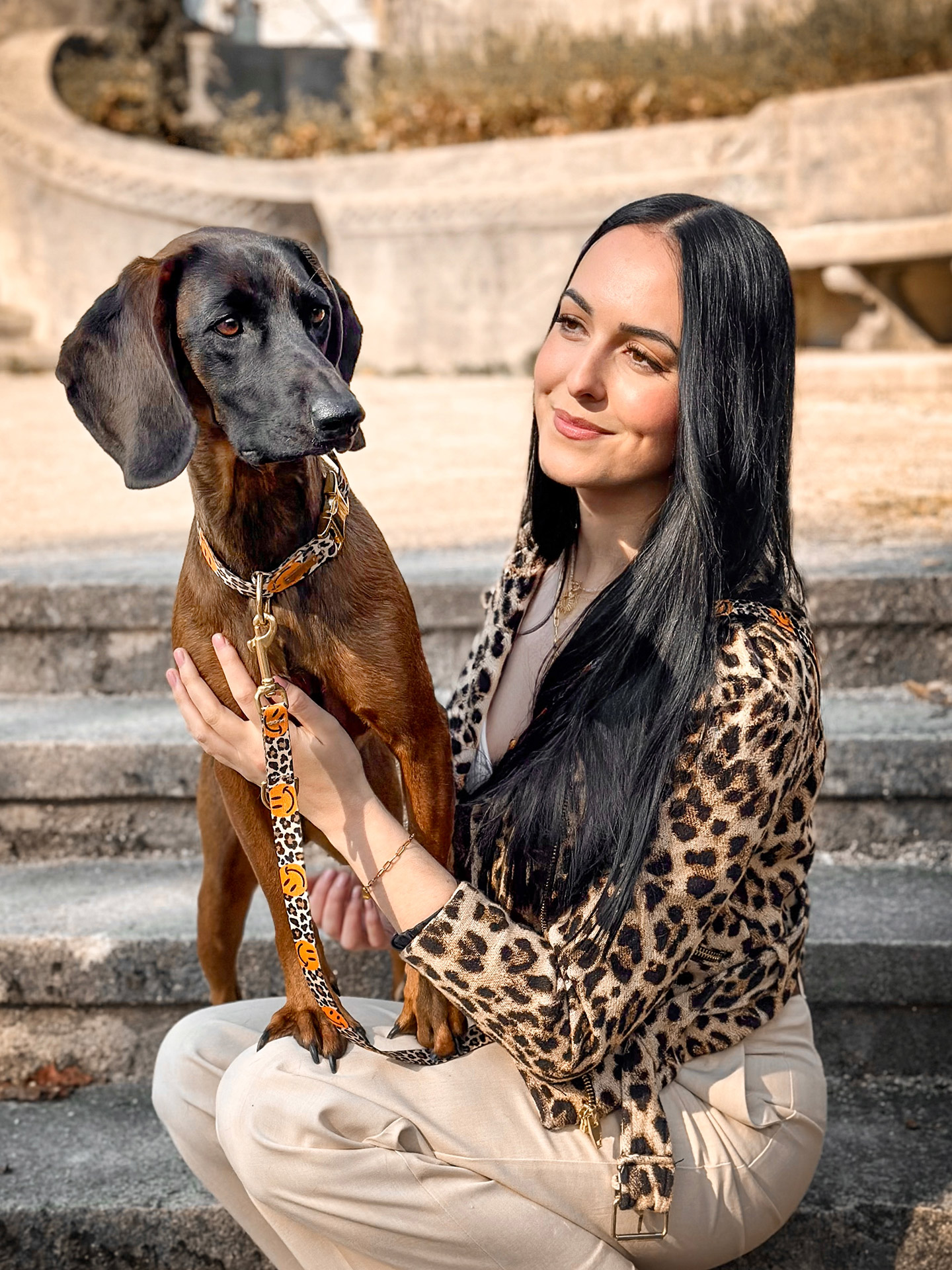 Frauchen und BGS Cleo in Design Leo Smile