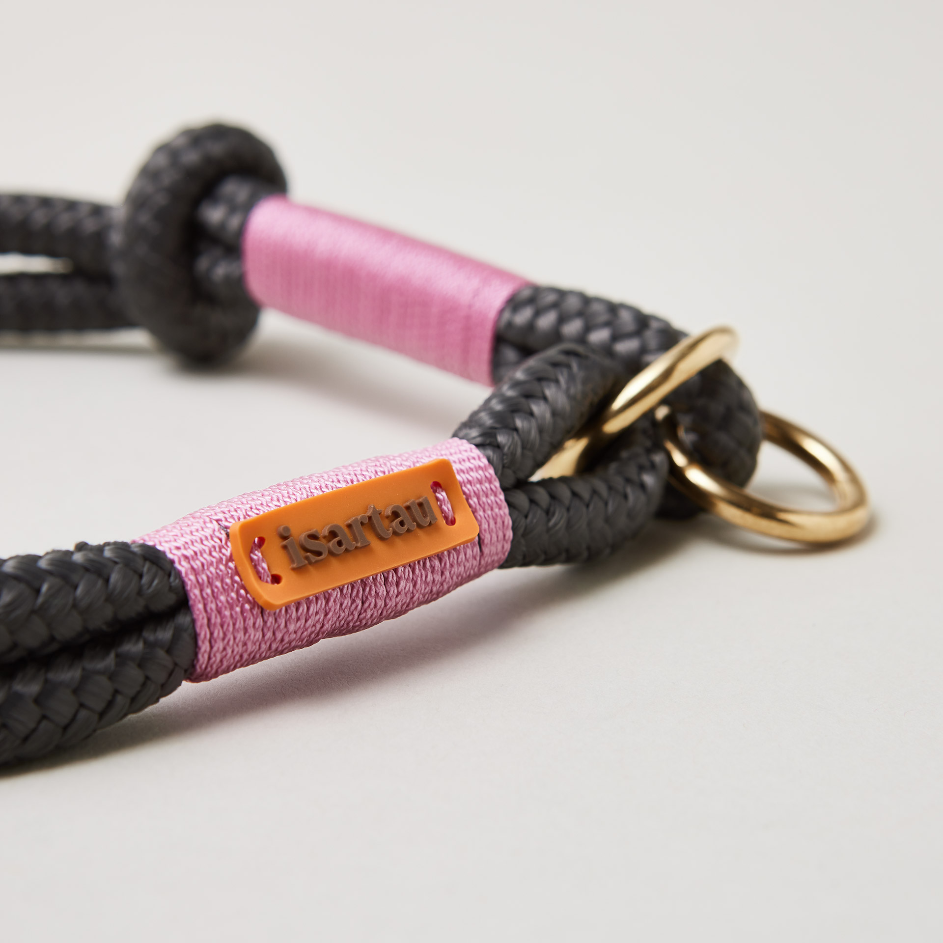 Detail Tauhalsband Zugstopp Heavens Rock mit Messingringe, dunkelgraues Tau mit rosa Takelung