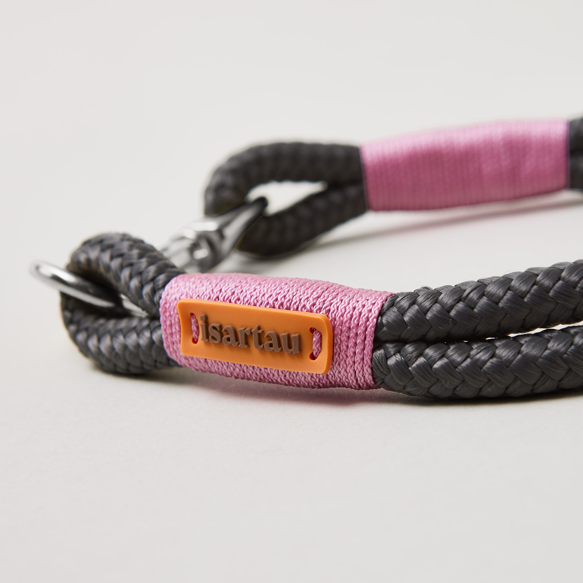 Detail silberfarbener Ring und Karabiner am Modell Feste Halsung, Farbe Heavens Rock, dunkelgraues Tau mit rosa Takelung