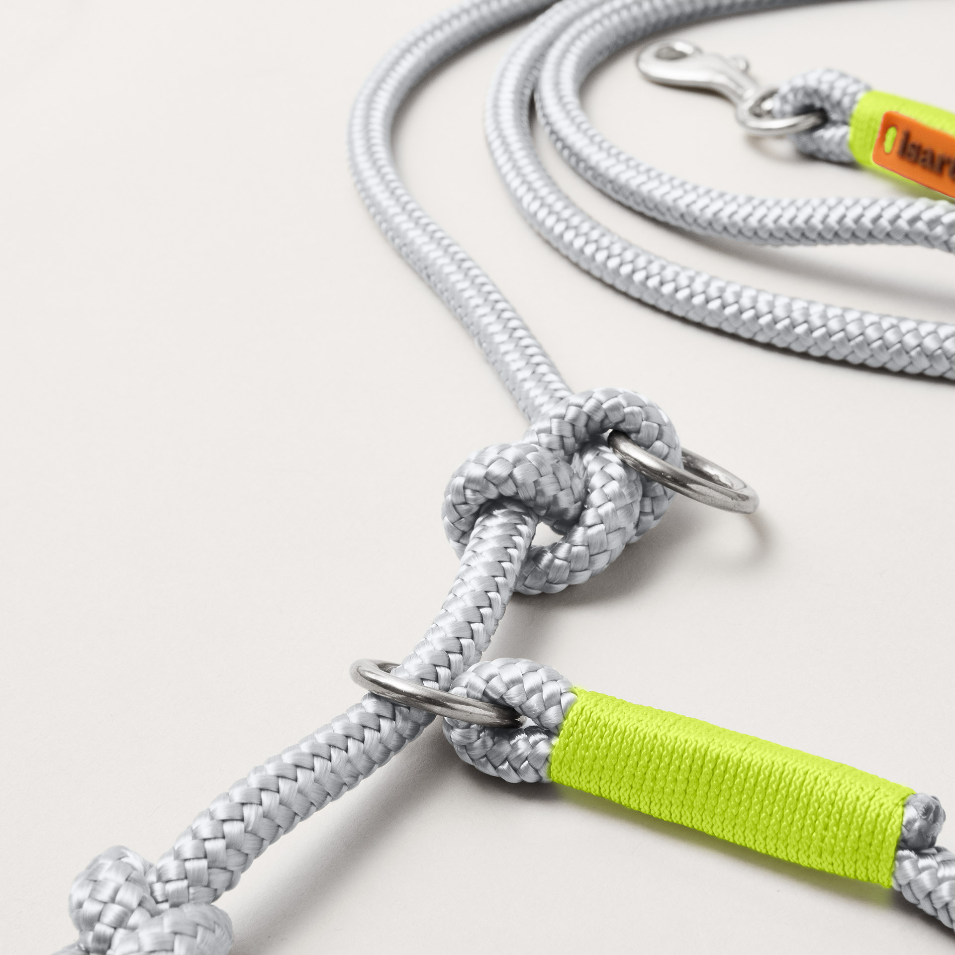 Detail Retrieverleine Pebble Stone Neongelb mit verstellbaren Knoten für Hals- und Kopfumfang, silberne Karabiner