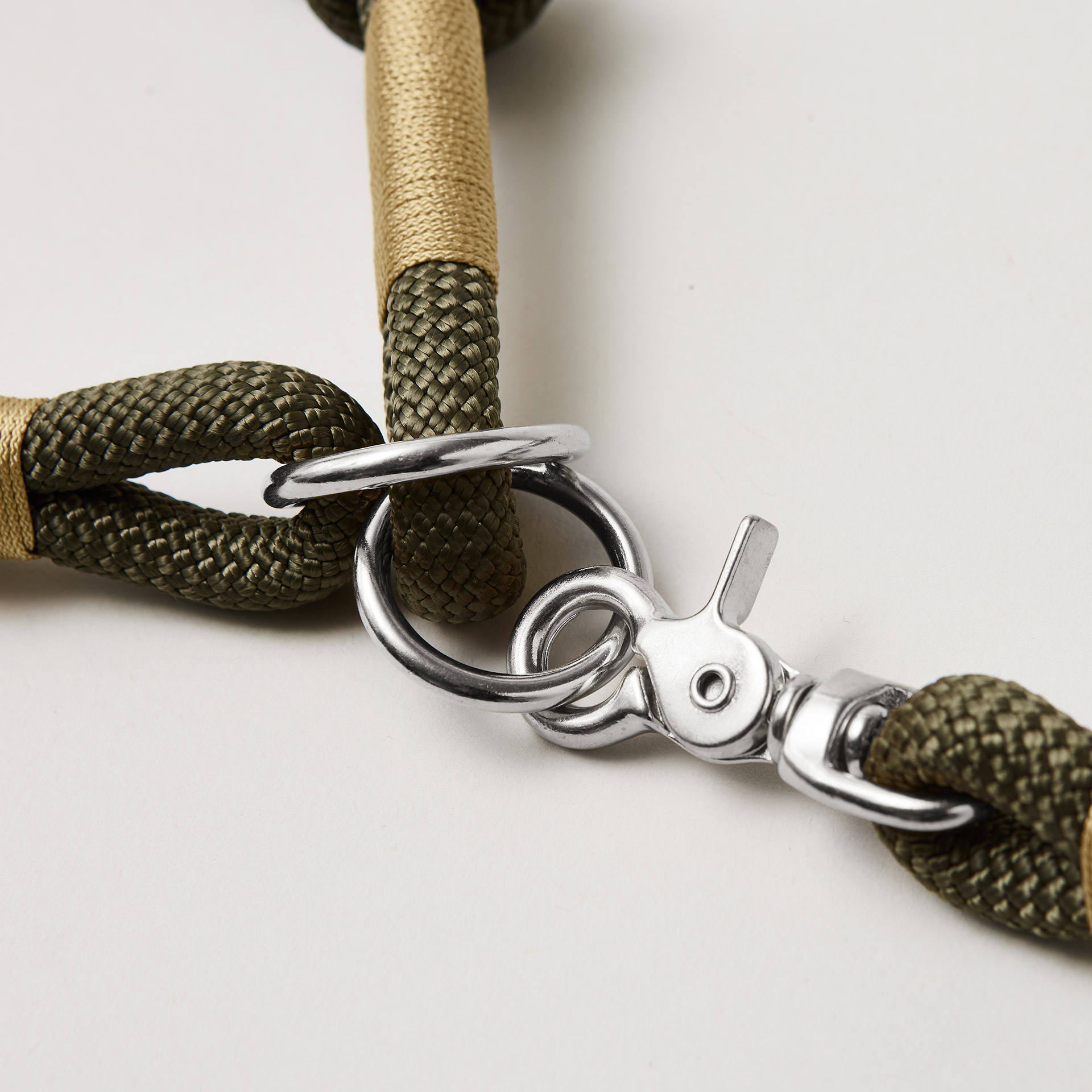 Detail Zugstopp Halsband mit Tauleine Olive Grove Gold, olivgrünes Kletterseil mit goldfarbener Takelung Fokus auf silberfarbene Ringe und Karabiner