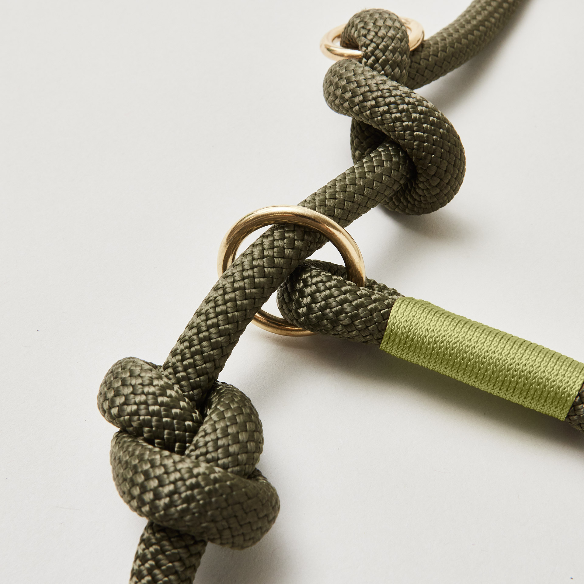 Detail Tau Retrieverleine Olive Grove Moos mit verstellbaren Knoten für Hals- und Kopfumfang, Messing Ringe, olivfarbenes Kletterseil mit moosgrüner Takelung