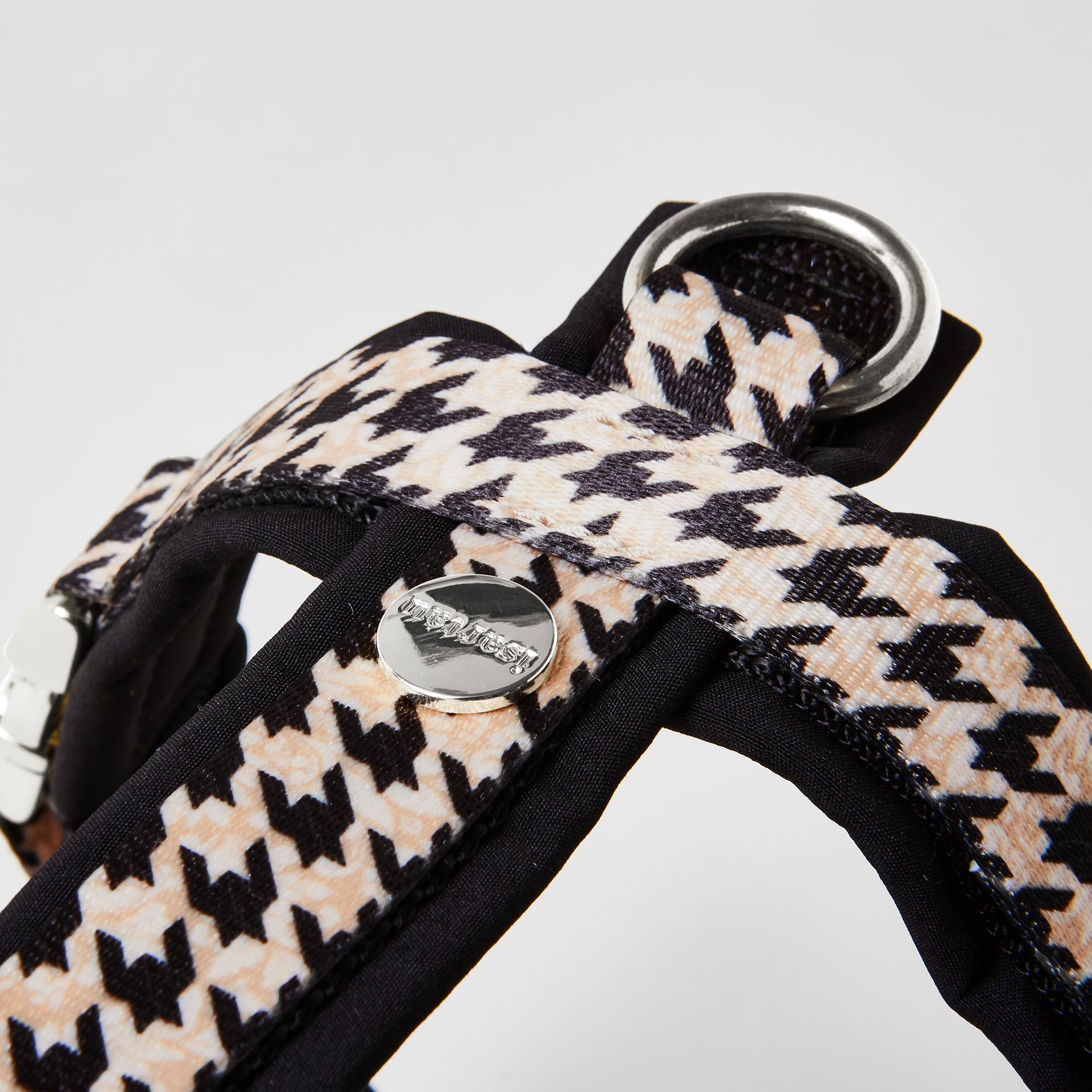 Detail gepolstertes Hundegeschirr Stadtgeflüster mit Hahnentritt Motiv mit gepolstertem silbernem O-Ring zum Einhaken des Karabiners