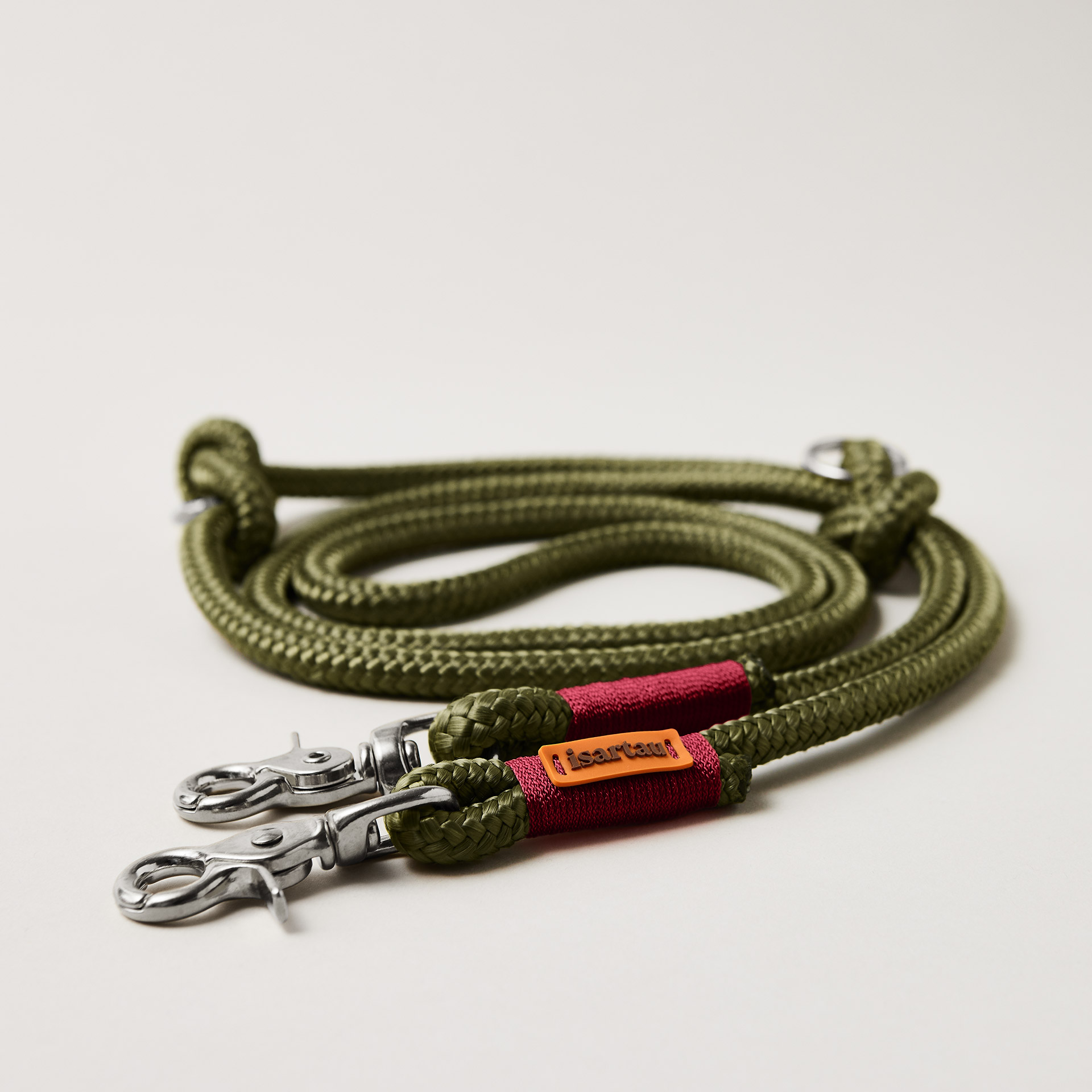 Hundeleine Olive Grove Burgunder 10 mm verstellbar mit silberfarbenen Scherenkarabinern, olivfarbenes Softtau mit burgunderfarbener Takelung, Längenverstellbar