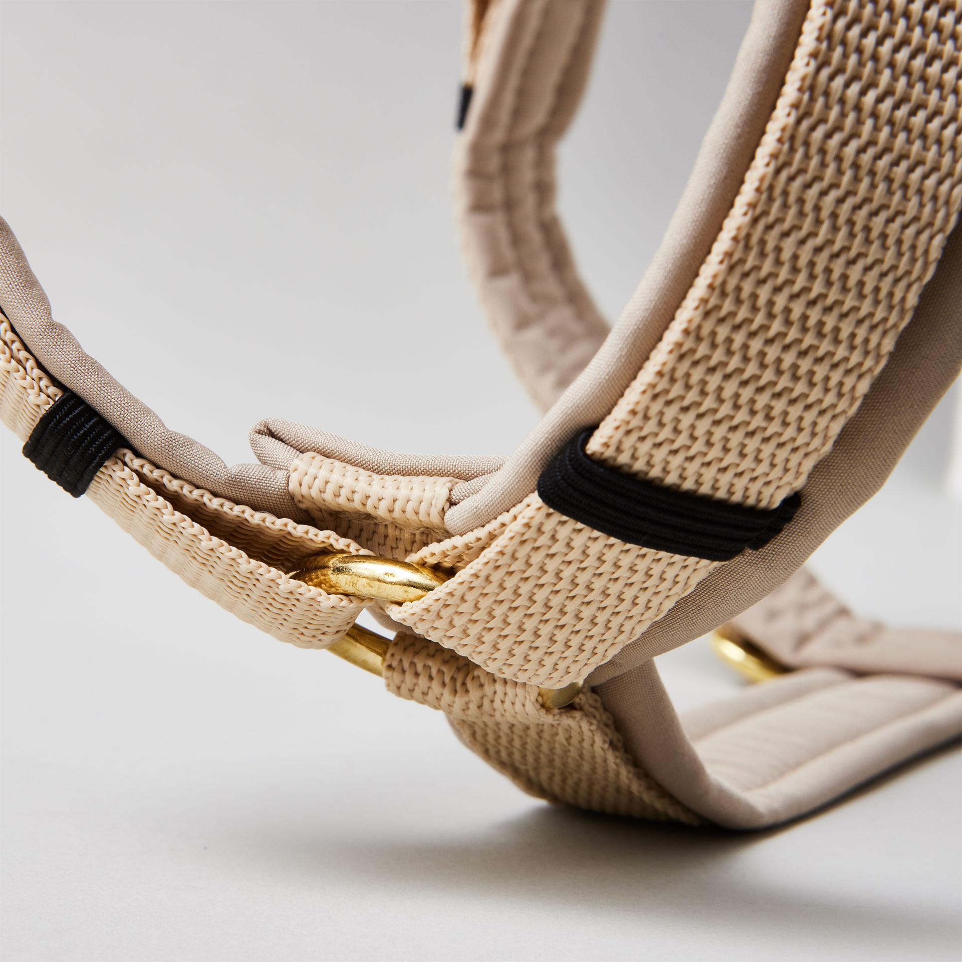 Y-förmiges Hundegeschirr in Beige mit Polsterung und goldfarbenen Beschlägen.