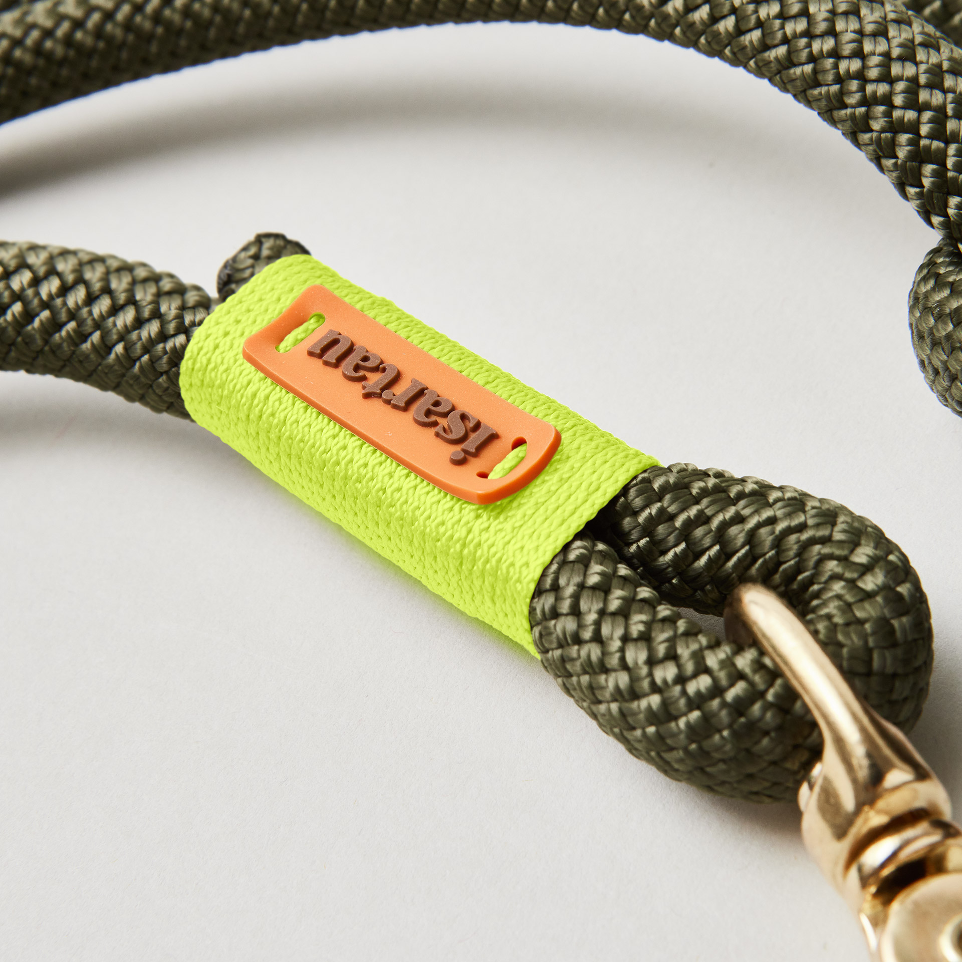 Detail isartau-Logo auf olivgrüner Tauleine mit neongelber Takelung