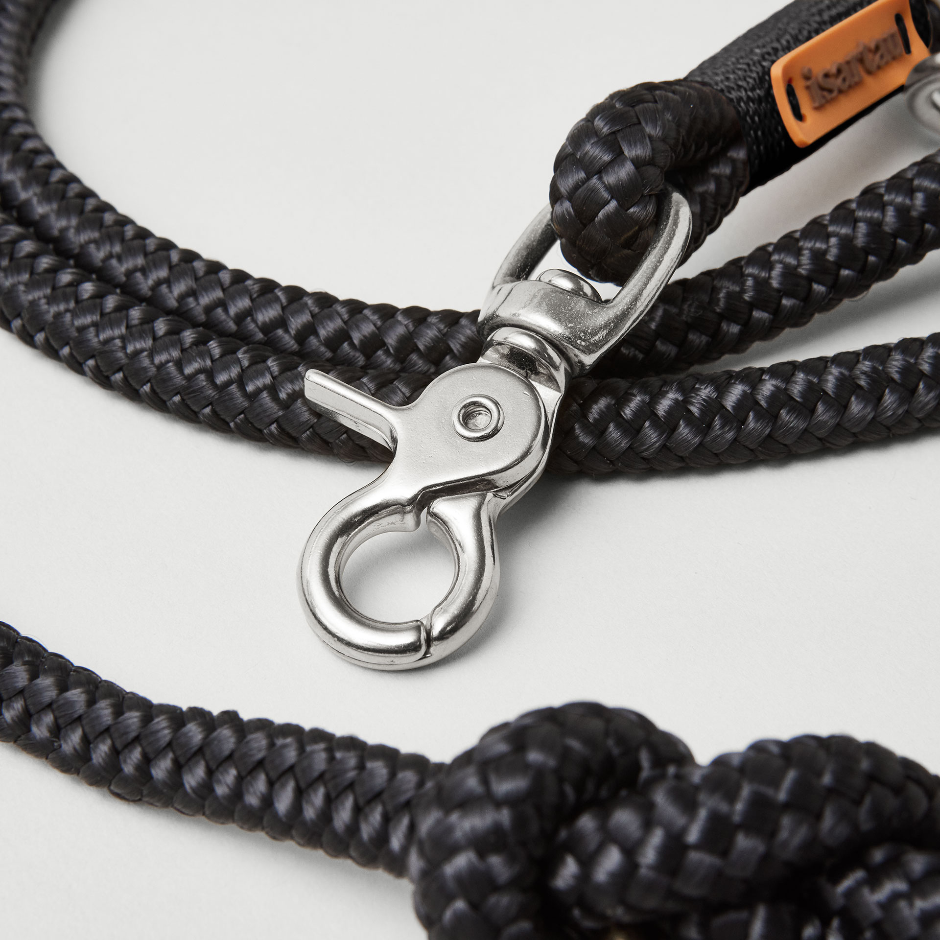 Detail Hundeleine Black Mamba Schwarz, schwarzes Tau mit schwarzer Takelung, Fokus auf silberne Karabiner und Tau