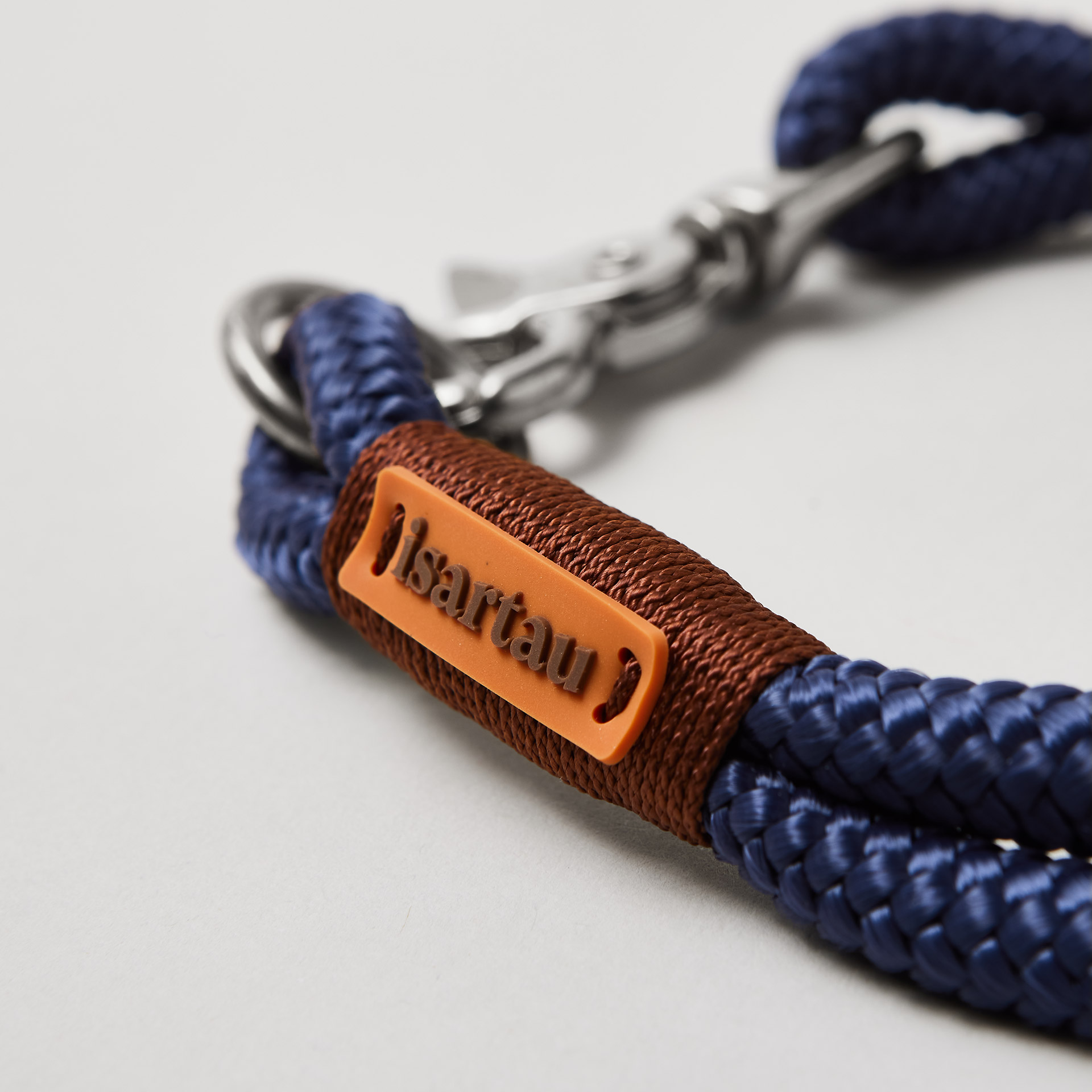 Detail silberfarbener Ring und Karabiner am Modell Feste Halsung, Farbe Indigo Sea Kastanie, dunkelblaues Tau mit brauner Takelung