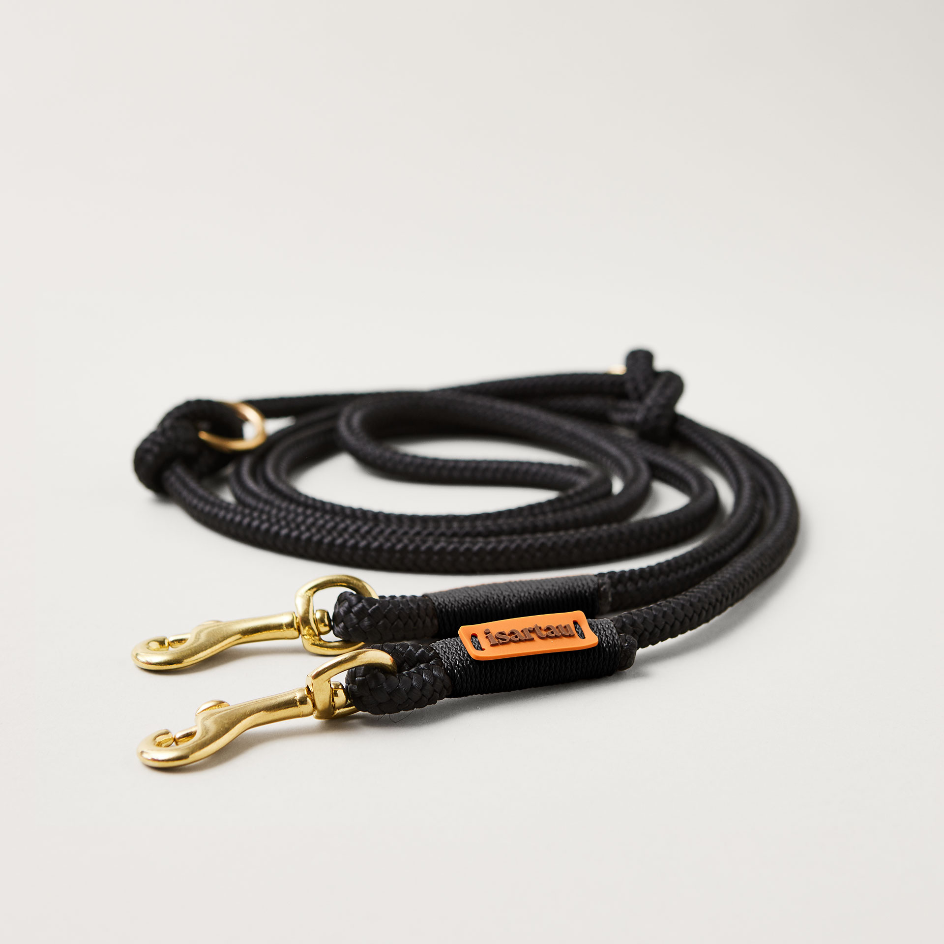 Hundeleine aus Tau Black Mamba Schwarz 8 mm verstellbar mit leichten Messing-Karabinern, schwarzes Tau mit schwarzer Takelung, Längenverstellbar über Knoten