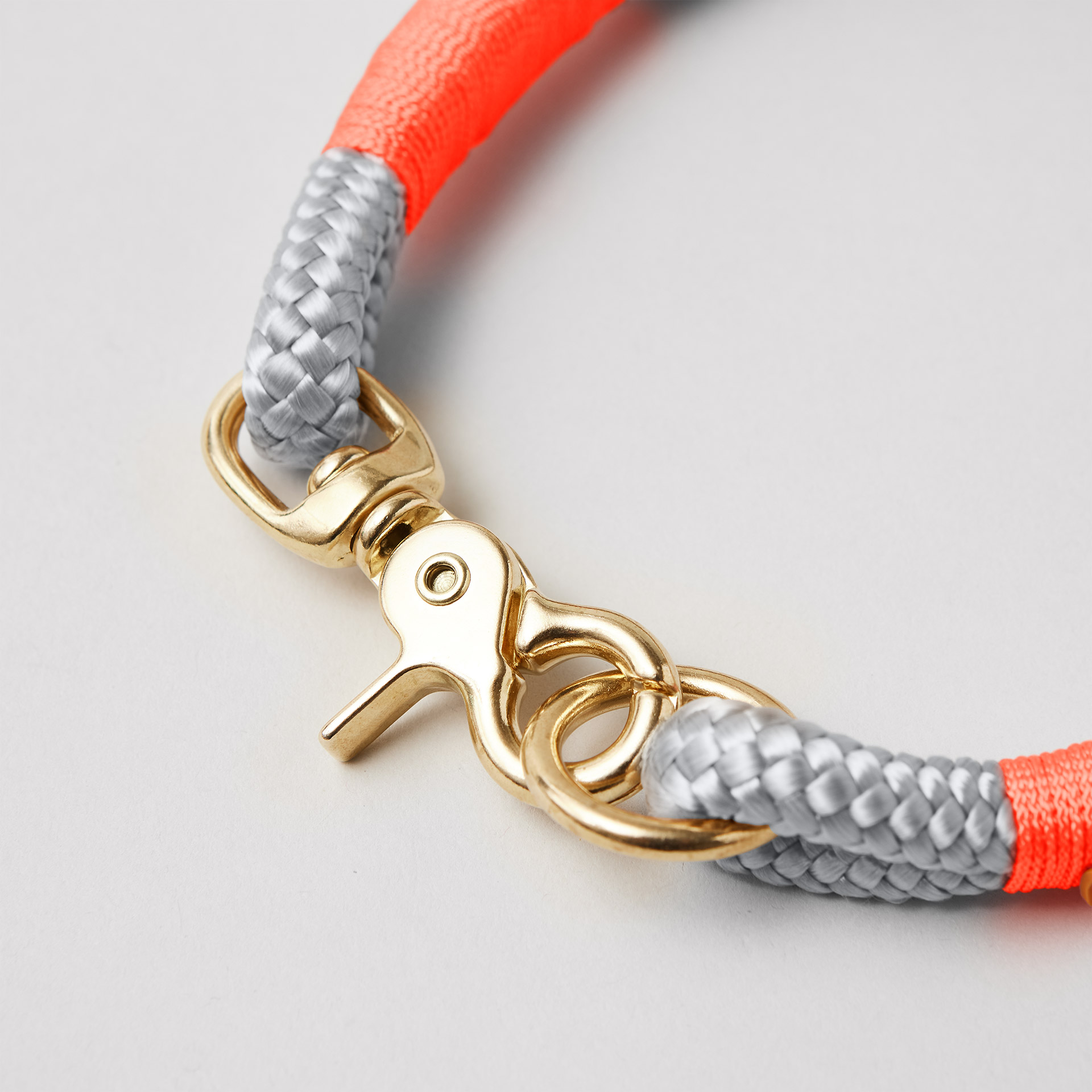 Verschluss Ring und Scherenkarabiner am Halsband Pebble Stone Neonorange mit Messing-Beschlägen, hellgraues Tau mit neonoranger Takelung