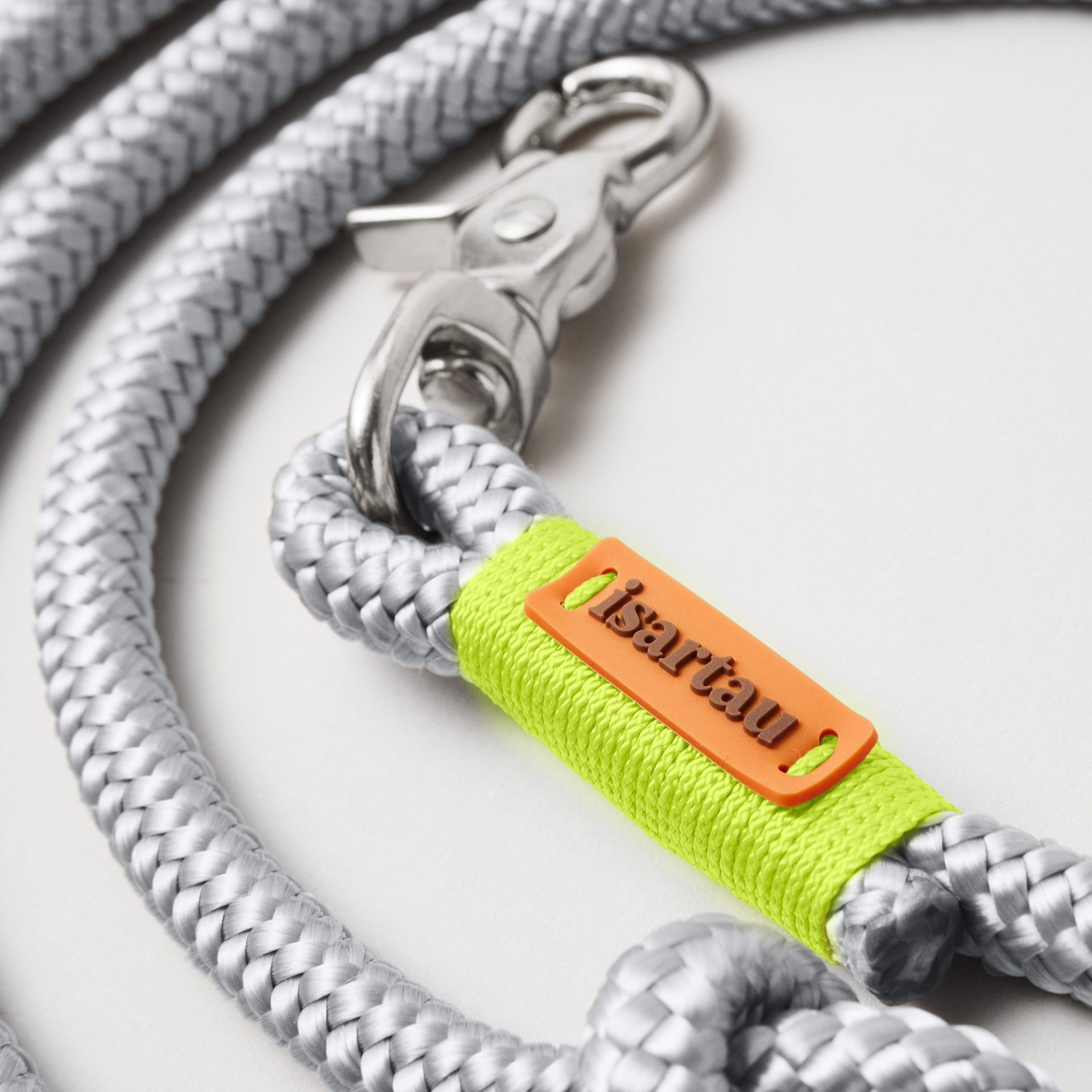 isartau-Logo auf hellgrauem Tau und neongelber Takelung an Farbkombination Pebble Stone Neongelb
