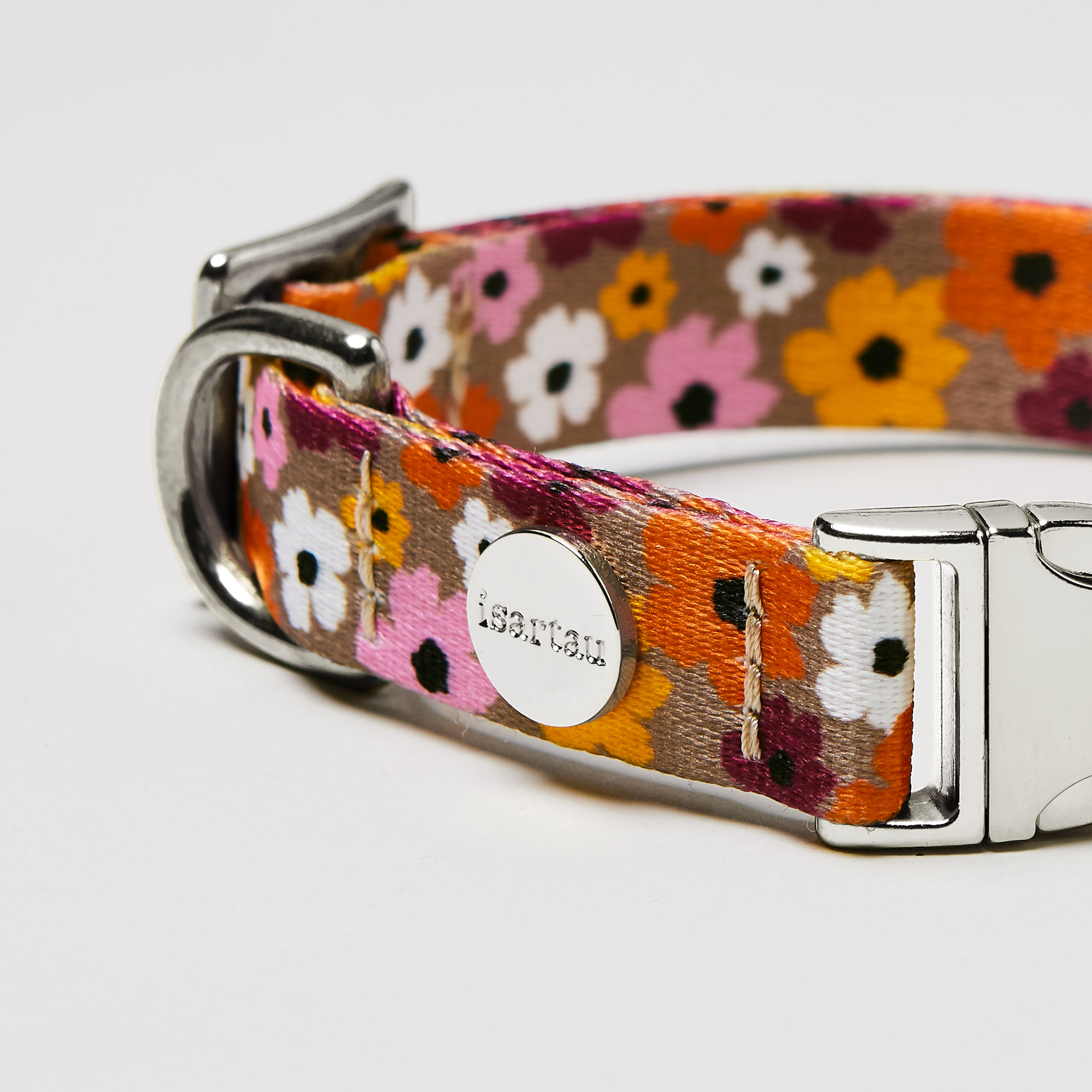 Nahaufnahme Hundehalsband „Blumenmeer“ silberfarben, Gurtband mit floralem Motiv.