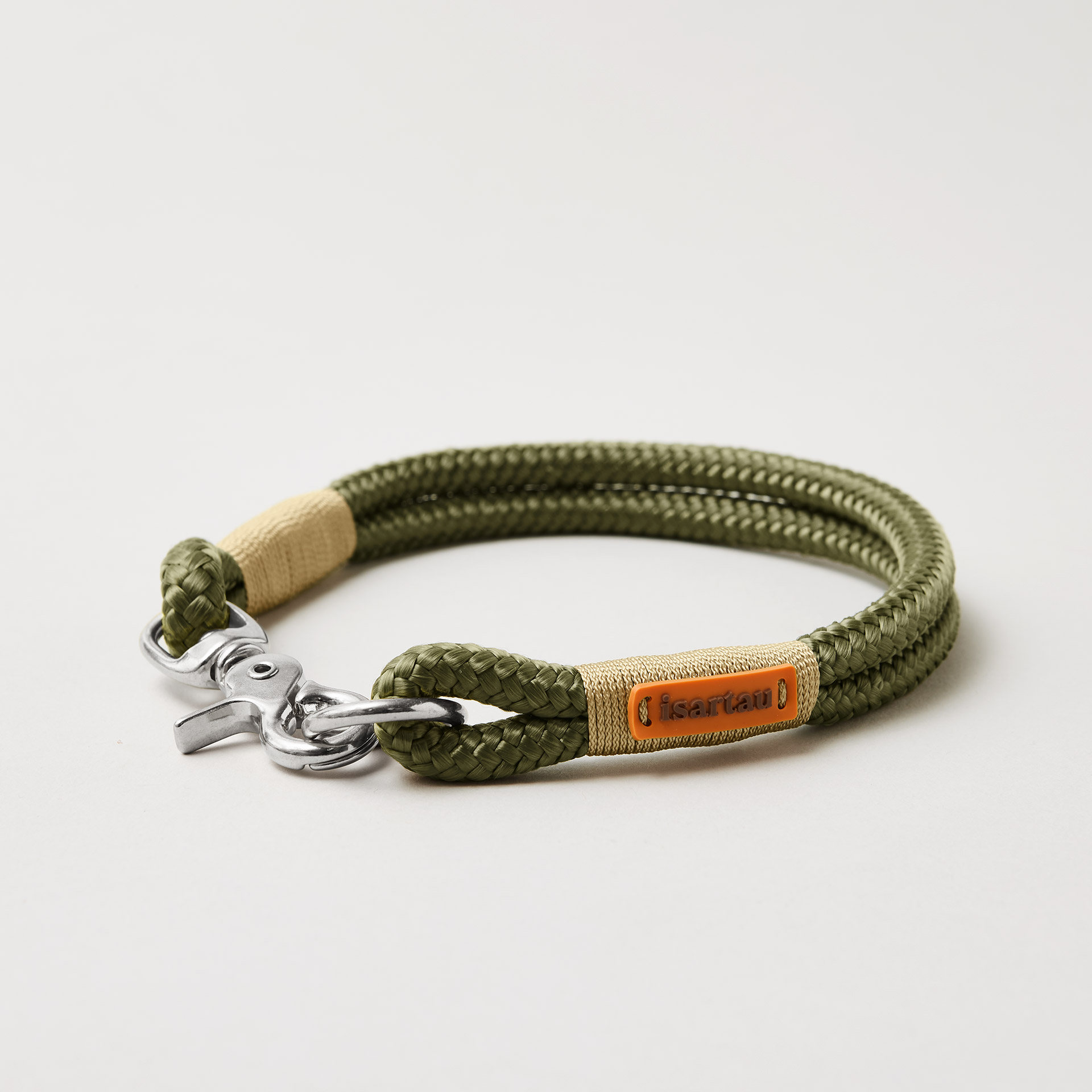Feste Halsung aus Tau in der Farbe Olive Grove Gold, 10 mm mit silberfarbenen Beschlägen, olivgrünes Softtau mit goldfarbener Takelung