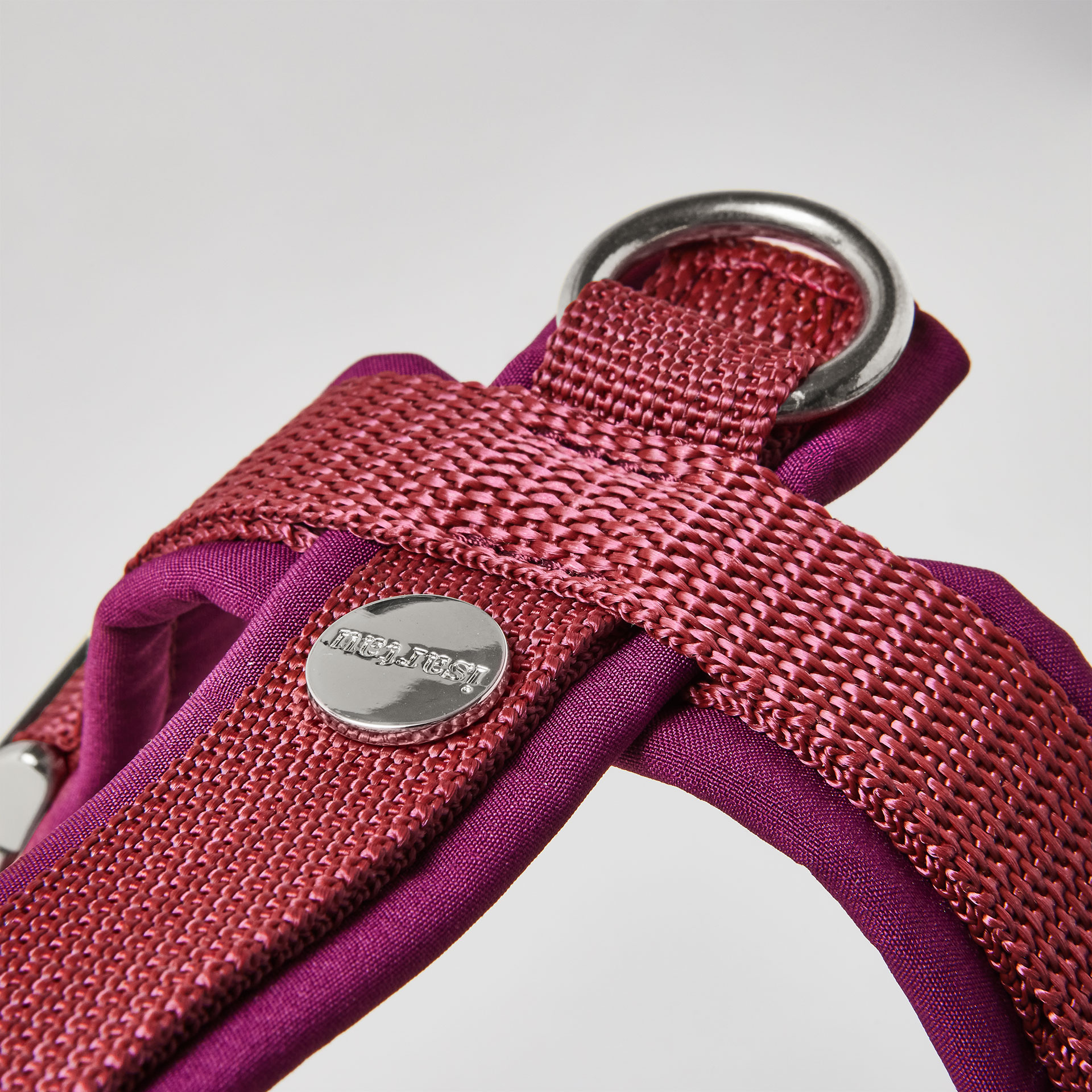 Rückenstück des burgunderfarbenen Hundegeschirrs mit gepolstertem O-Ring zum Einhaken des Karabiners und Logo-Niete