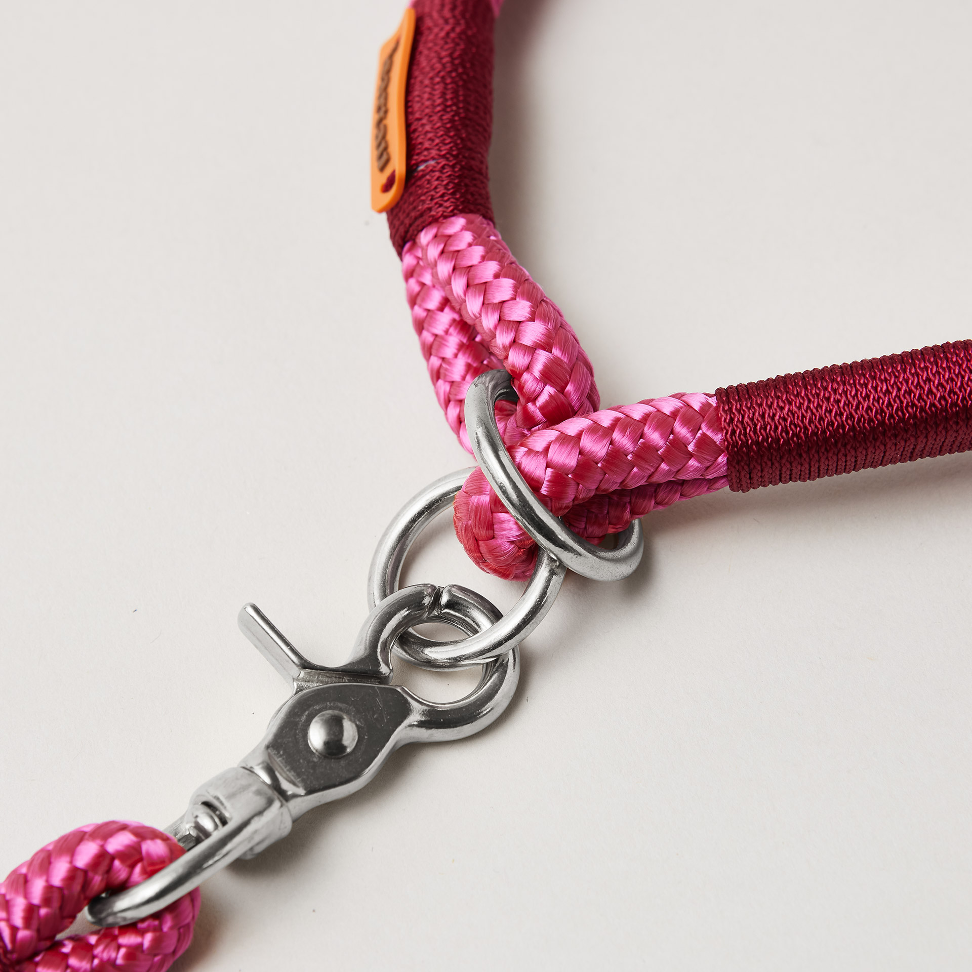 Detail Zugstopp Halsband mit Tauleine Viva Magenta Burgunder, Fokus auf silberfarbene Ringe und Karabiner