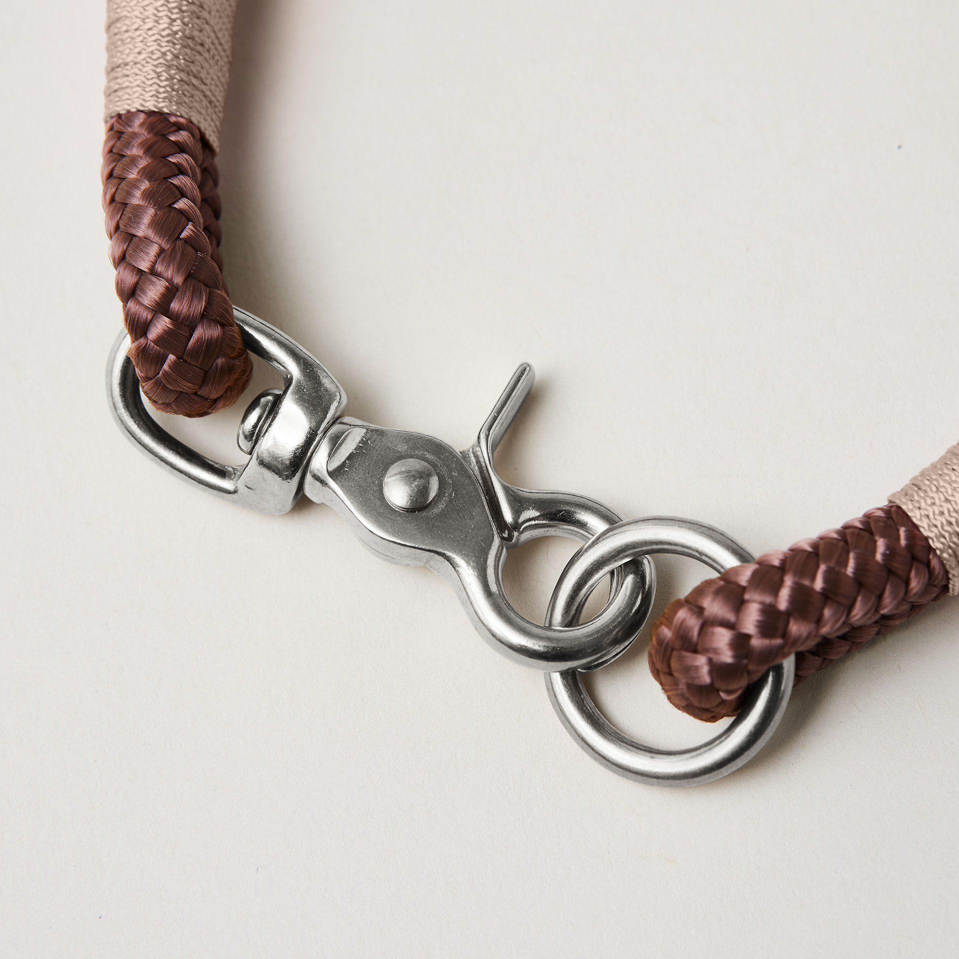 Detail silberfarbener Ring und Scherenkarabiner am Modell Feste Halsung, Farbe Classy Chestnut Beige, braunes Tau mit beiger Takelung