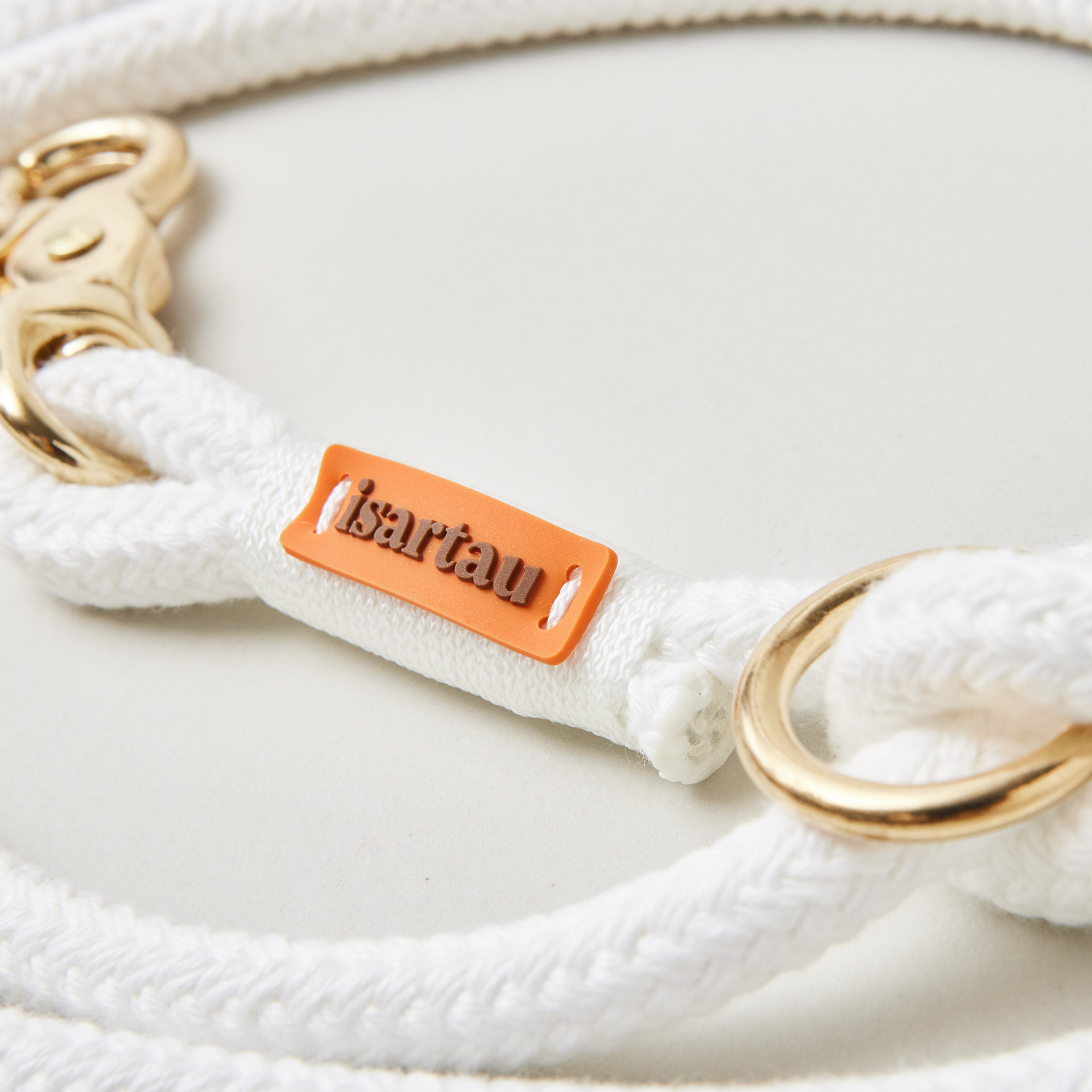 isartau-Logo auf weißem Tau und weißer Takelung an Farbkombination Pure Breeze Weiß