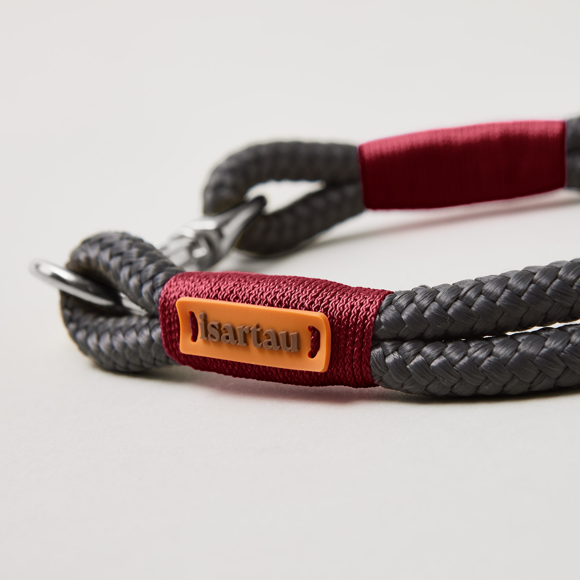 Detail Tauhalsband Heavens Rock Burgunder, Fokus auf weinrotem Takel