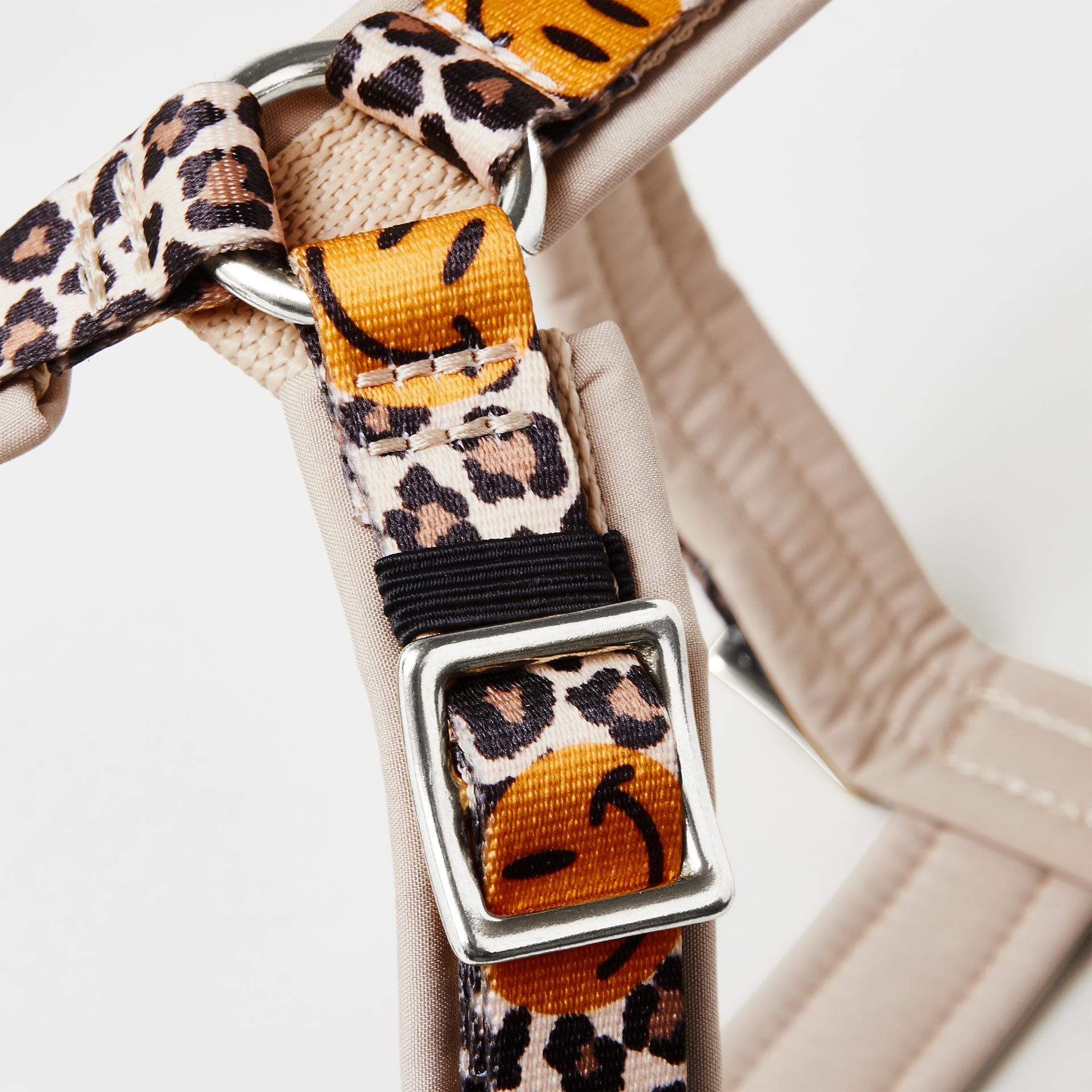 Detail verstellbares gepolstertes Hundegeschirr Leo mit Smile mit silberfarbenem Gurtbandschieber zur Größenanpassung