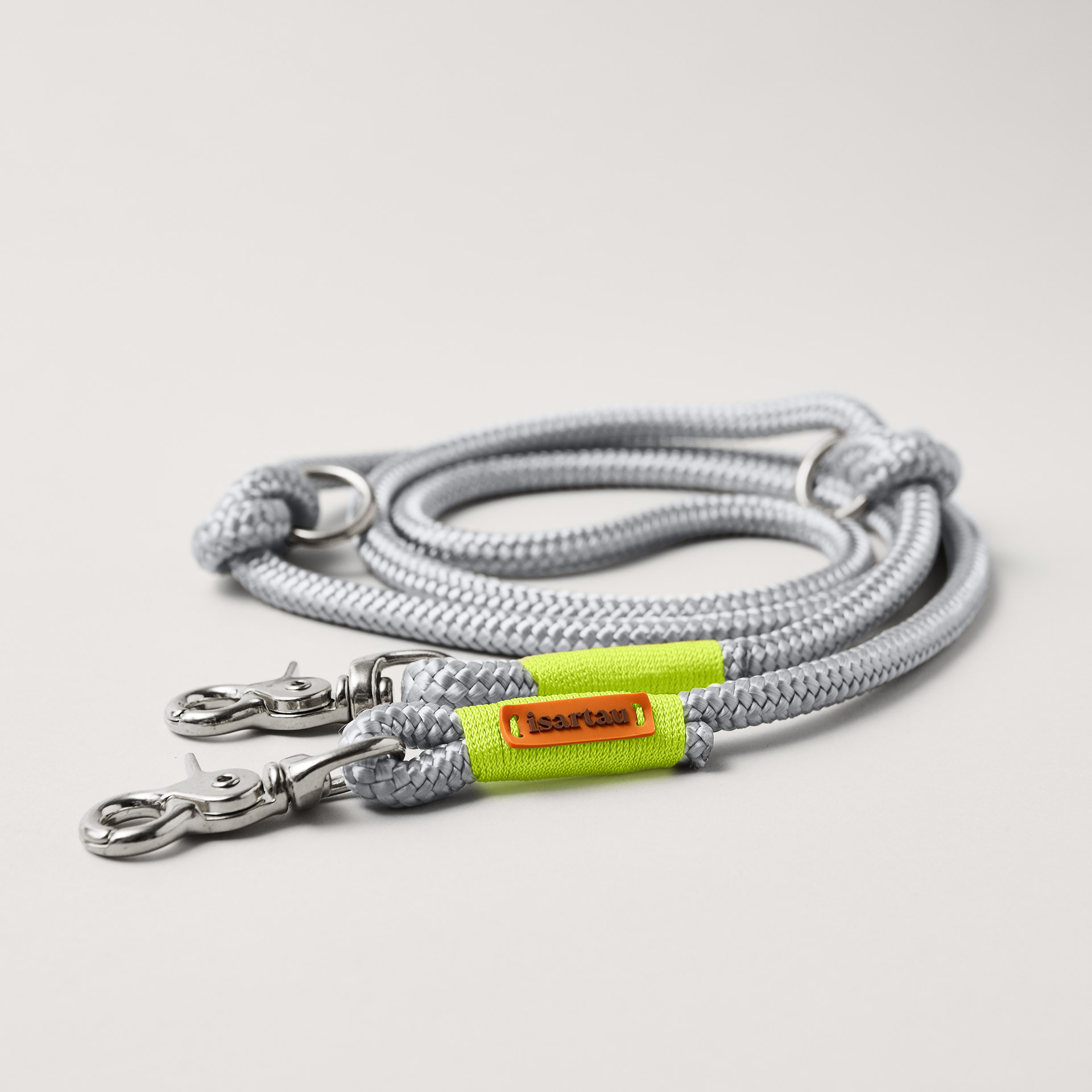 Hundeleine aus Tau Pebble Stone Neongelb 10 mm verstellbar mit silberfarbenen Karabinern, hellgraues Tau mit neongelber Takelung, flexibel Längenverstellbar über Knoten