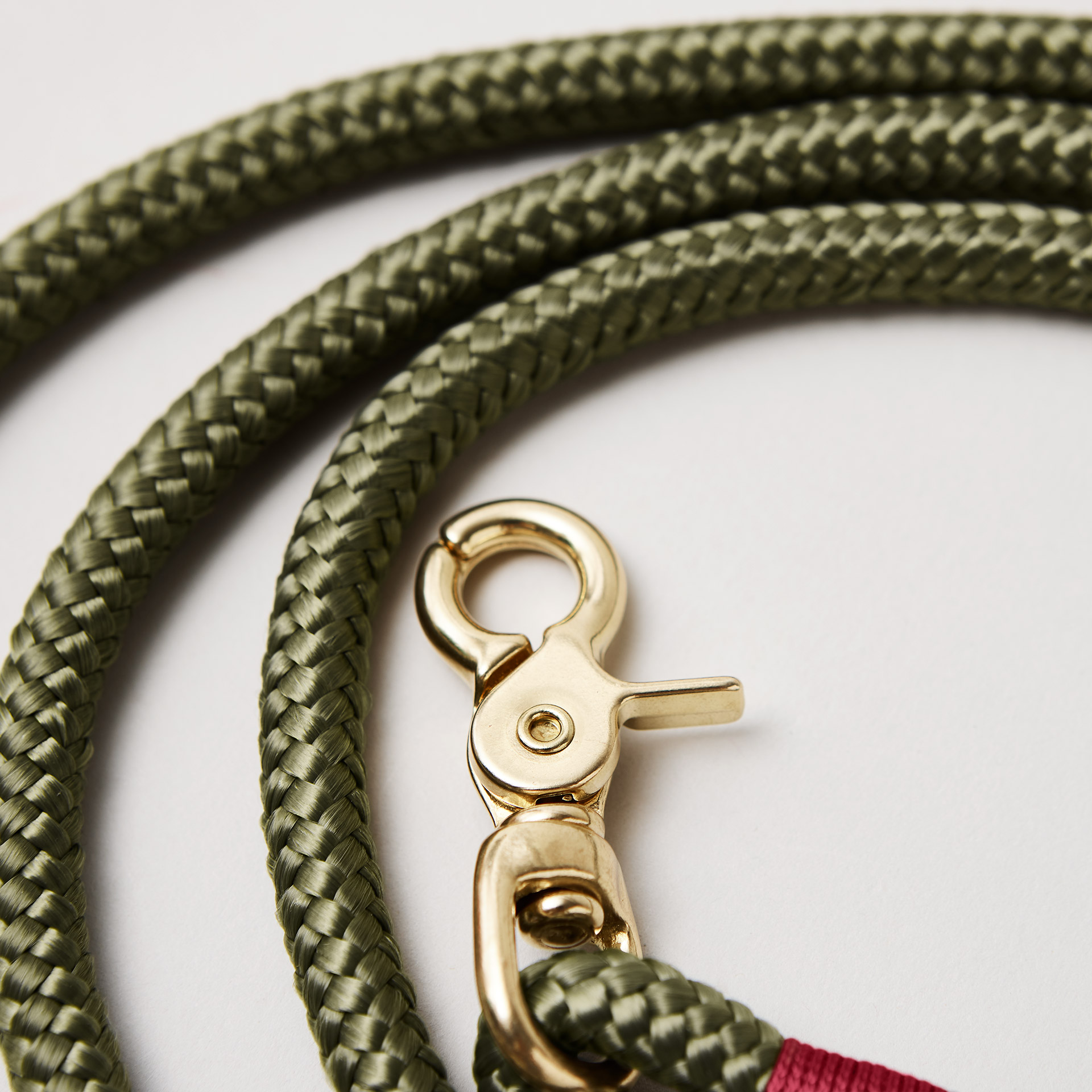 Detail Hundeleine Olive Grove Burgunder, olivfarbenes Softtau mit burgunderfarbener Takelung, Fokus auf Messing Karabiner und Tau