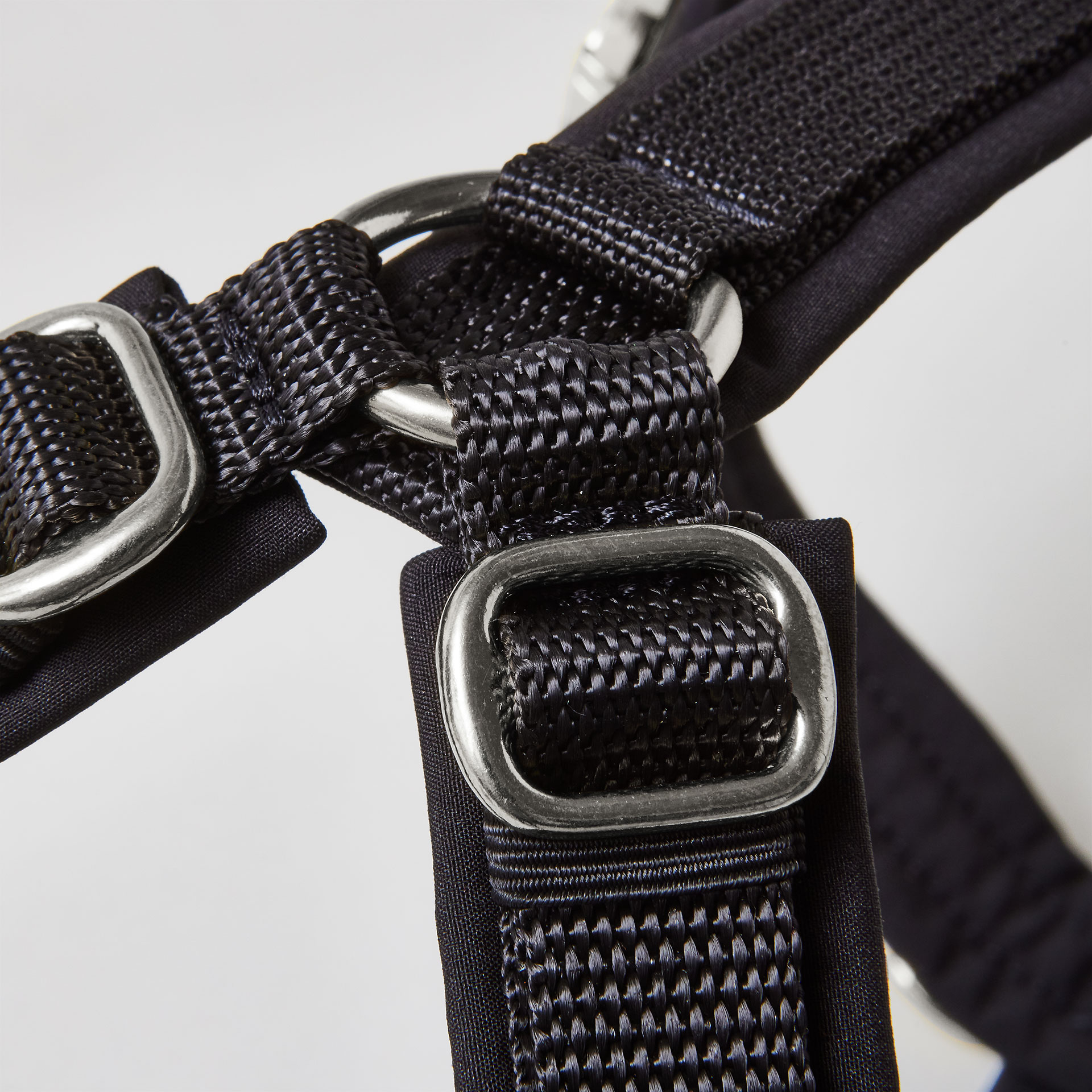 Silberfarbene verstellbare Schieber im Schulterbereich des schwarzen Hundegeschirrs