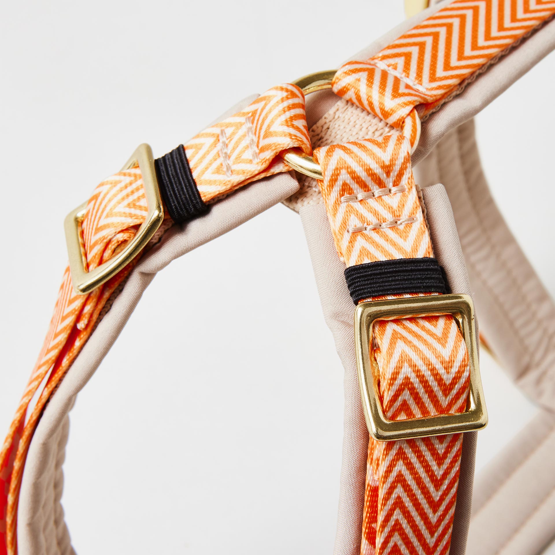 Detail verstellbares gepolstertes Hundegeschirr Tänzer mit goldfarbenem Gurtbandschieber zur Größenanpassung