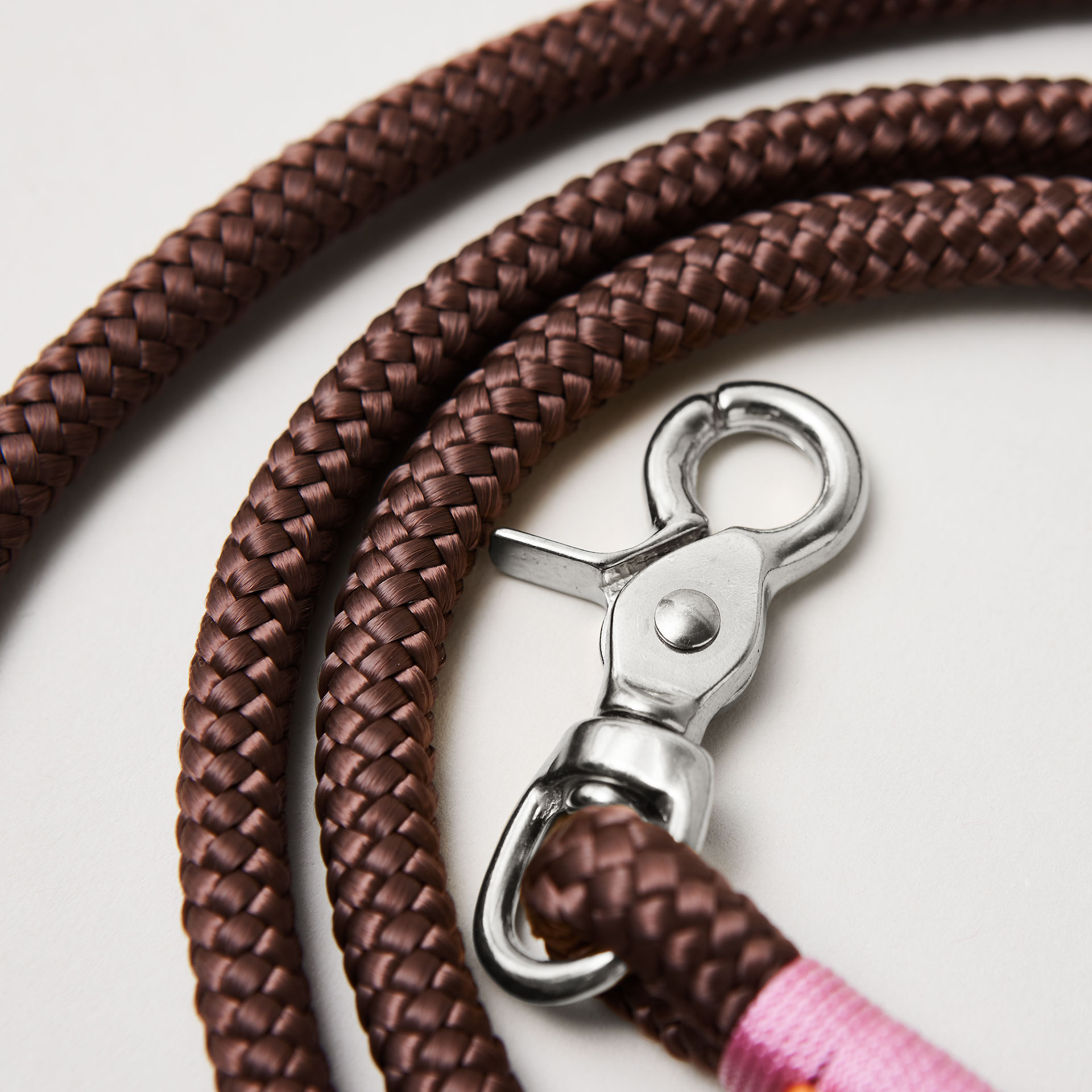 Detail Hundeleine Classy Chestnut Rose, braunes Tau mit rosafarbener Takelung, Fokus auf silberne Karabiner und Tau