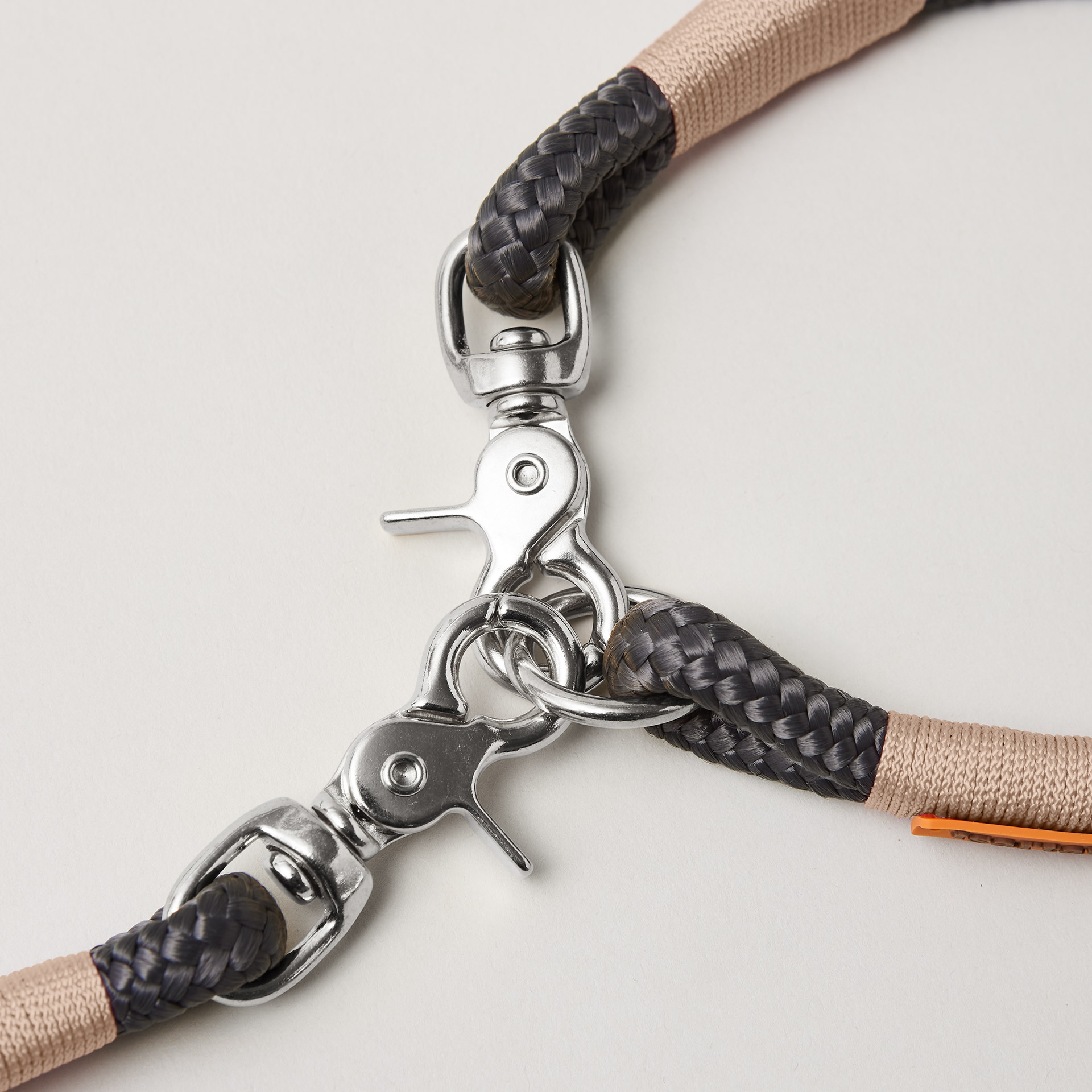 Detail auf silberfarbene Hardware der Taukombi Heavens Rock Beige