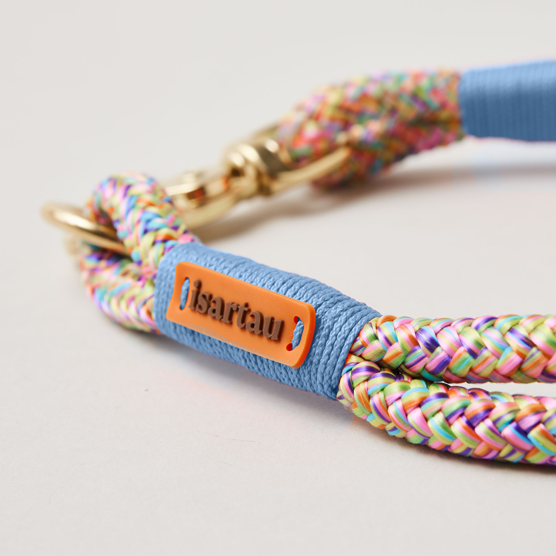 Detail Hundehalsband aus Tau Easy Summer Hellblau mit Messing-Beschlägen, buntes Tau mit hellblauer Takelung