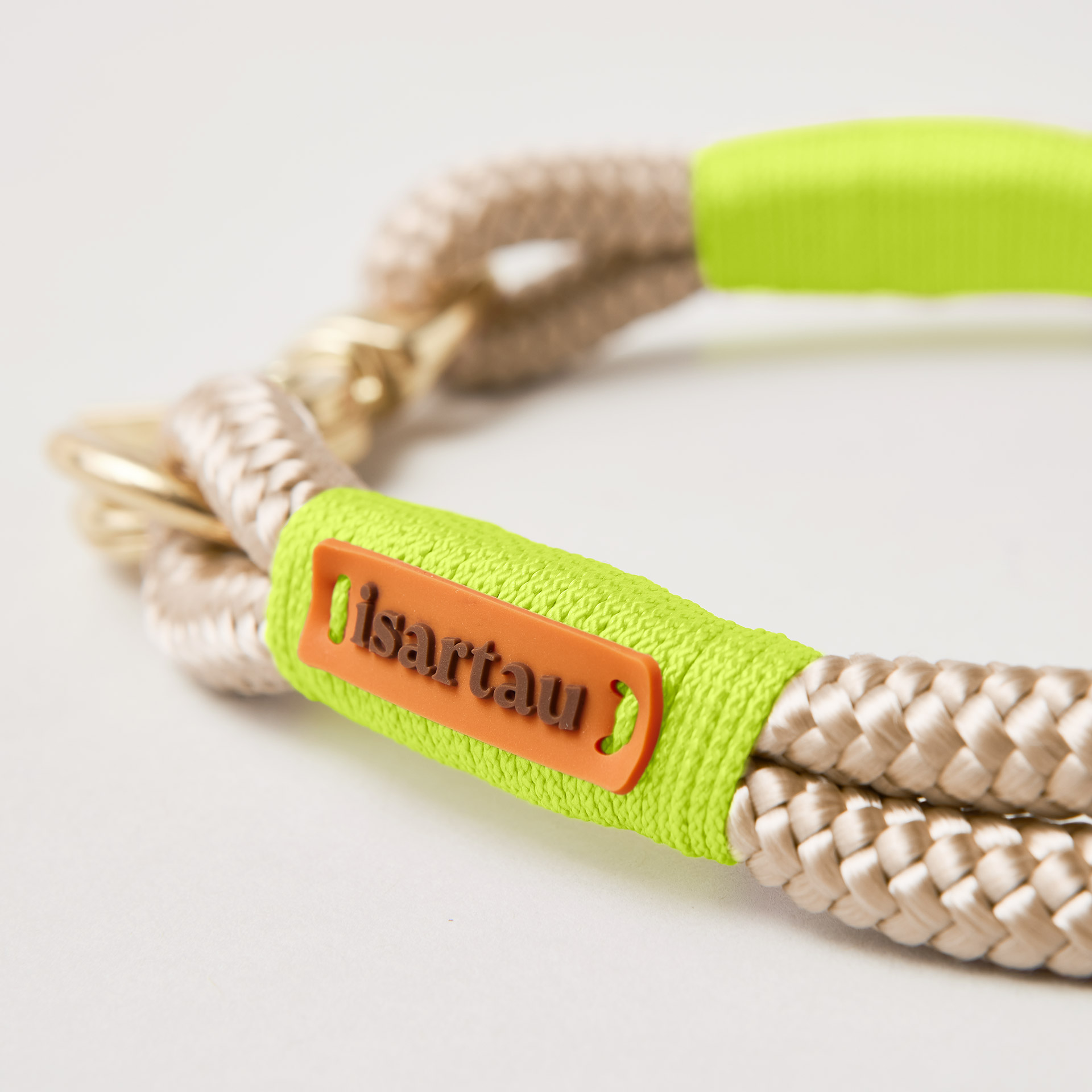 isartau Logo auf beigem Softtau Wood Owl Neongelb mit Messing-Beschlägen, beiges Tau mit neongelber Takelung