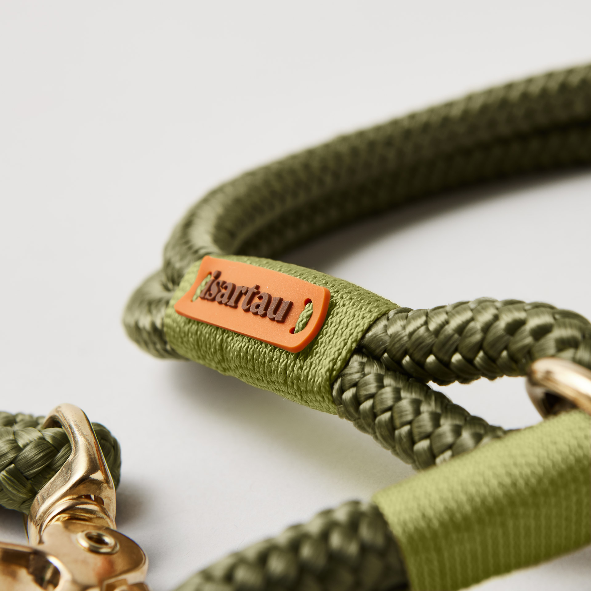 Detail Tauhalsband Zugstopp Olive Grove Moos mit Messing-Beschlägen, olivfarbenes Softtau mit moosgrüner Takelung