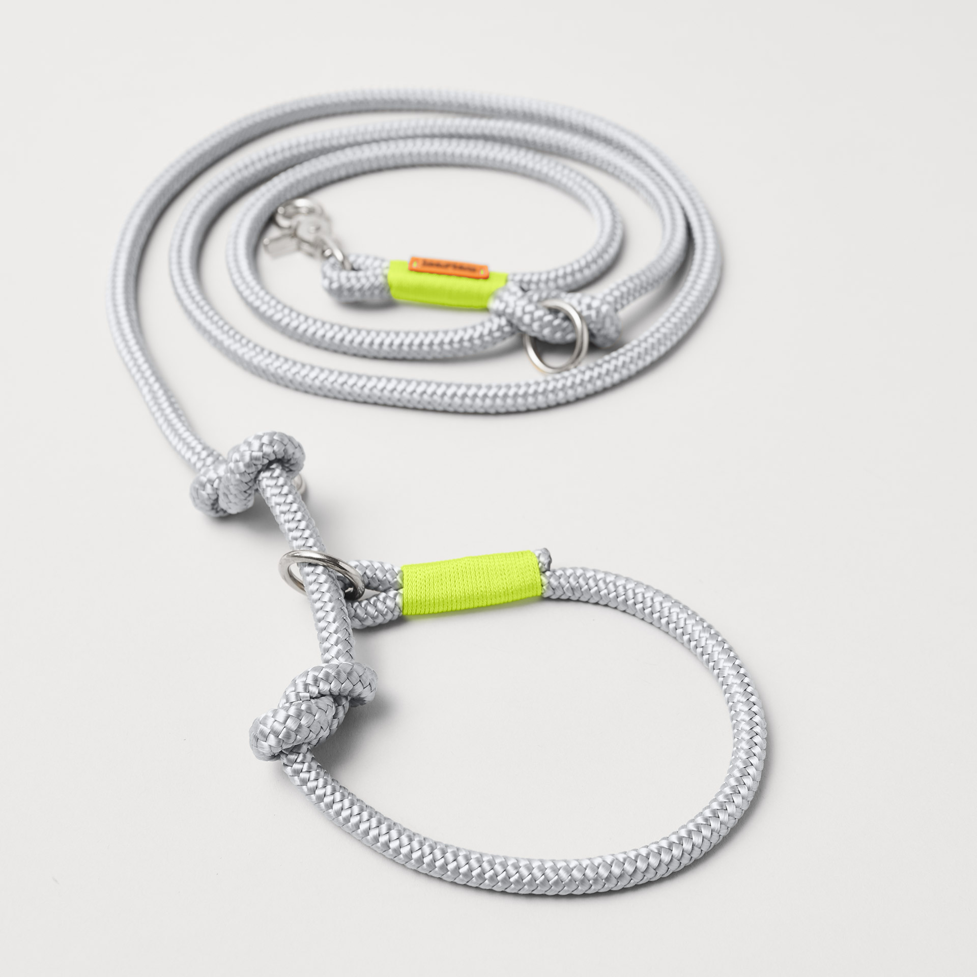 Retrieverleine Pebble Stone Neongelb mit verstellbaren Knoten für Hals- und Kopfumfang, Messing-Karabiner, hellgraues Tau mit neongelber Takelung