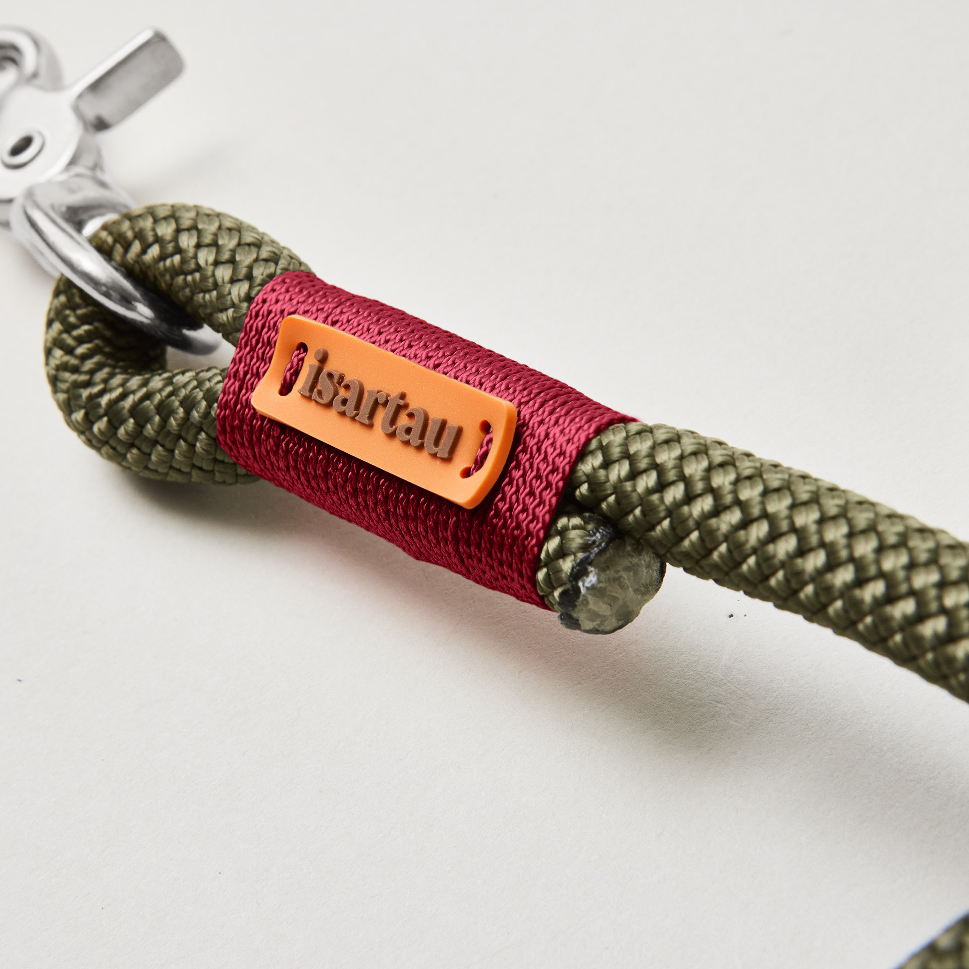 Detail isartau-Logo auf olivfarbenem Kletterseil und burgunderfarbener Takelung