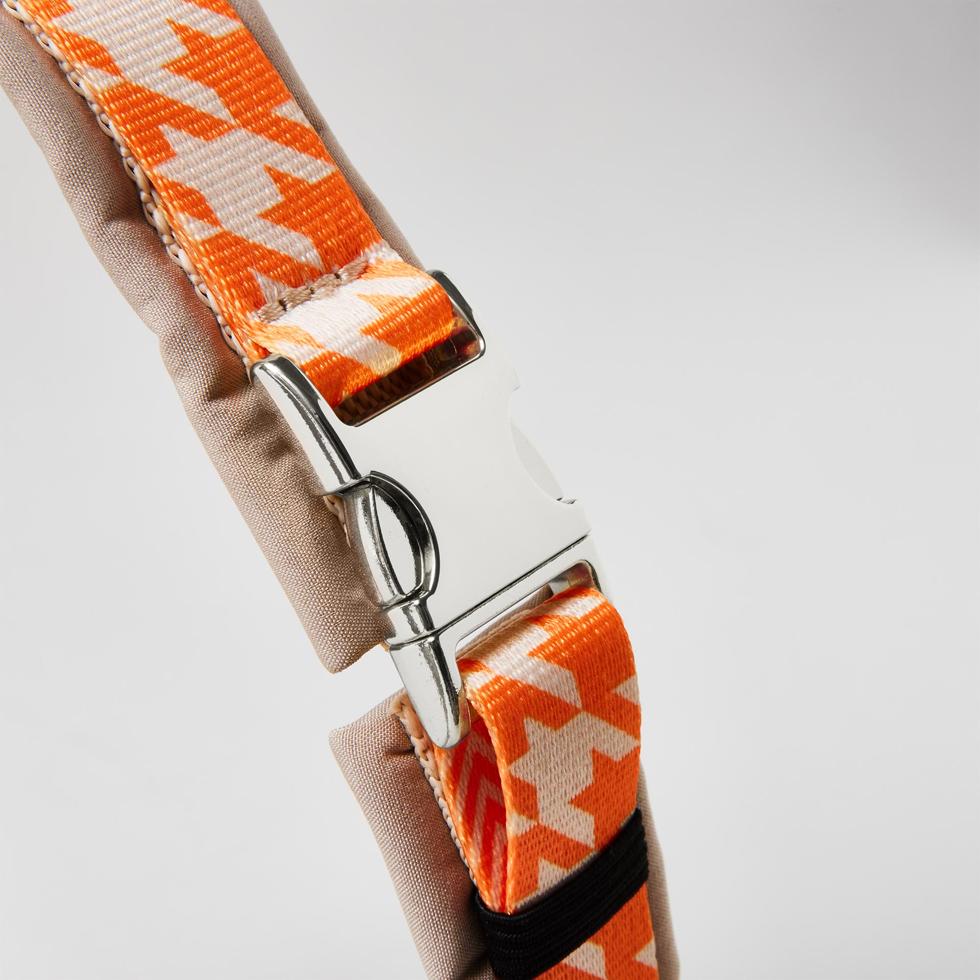 Detail gepolstertes Brustgeschirr Wandler mit silberfarbener Steckschließe zum Öffnen und Schließen