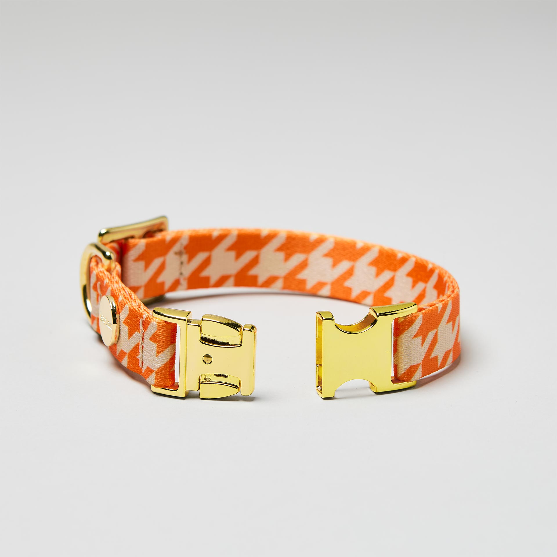 Detailaufnahme verstellbares Welpenhalsband Wandler mit offener goldfarbener Steckschließe, Gurtband mit Hahnentritt Print in Beige Orange
