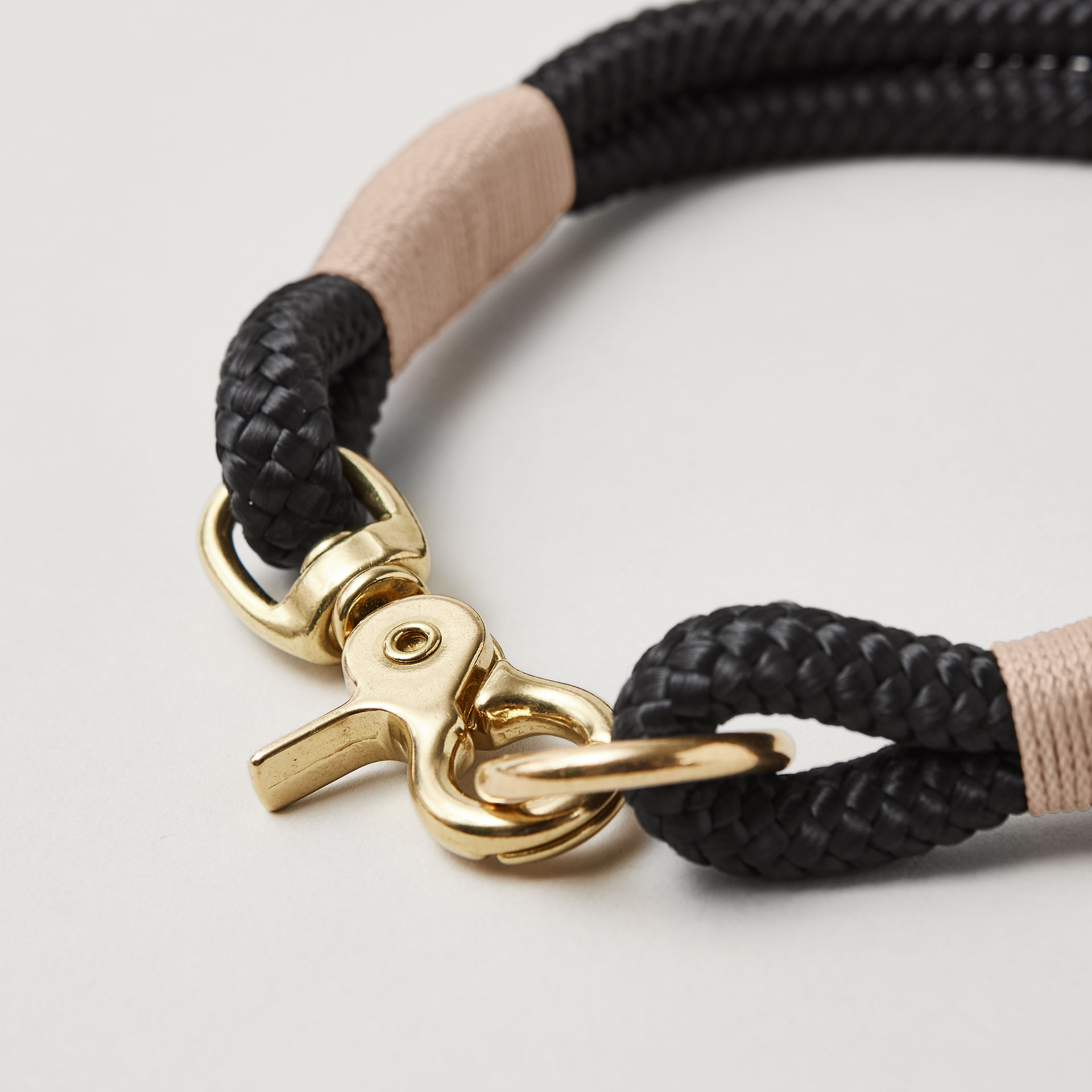 Detail Tauhalsband feste Halsung Black Mamba Beige mit goldenen Beschlägen schwarzes Tau mit beiger Takelung