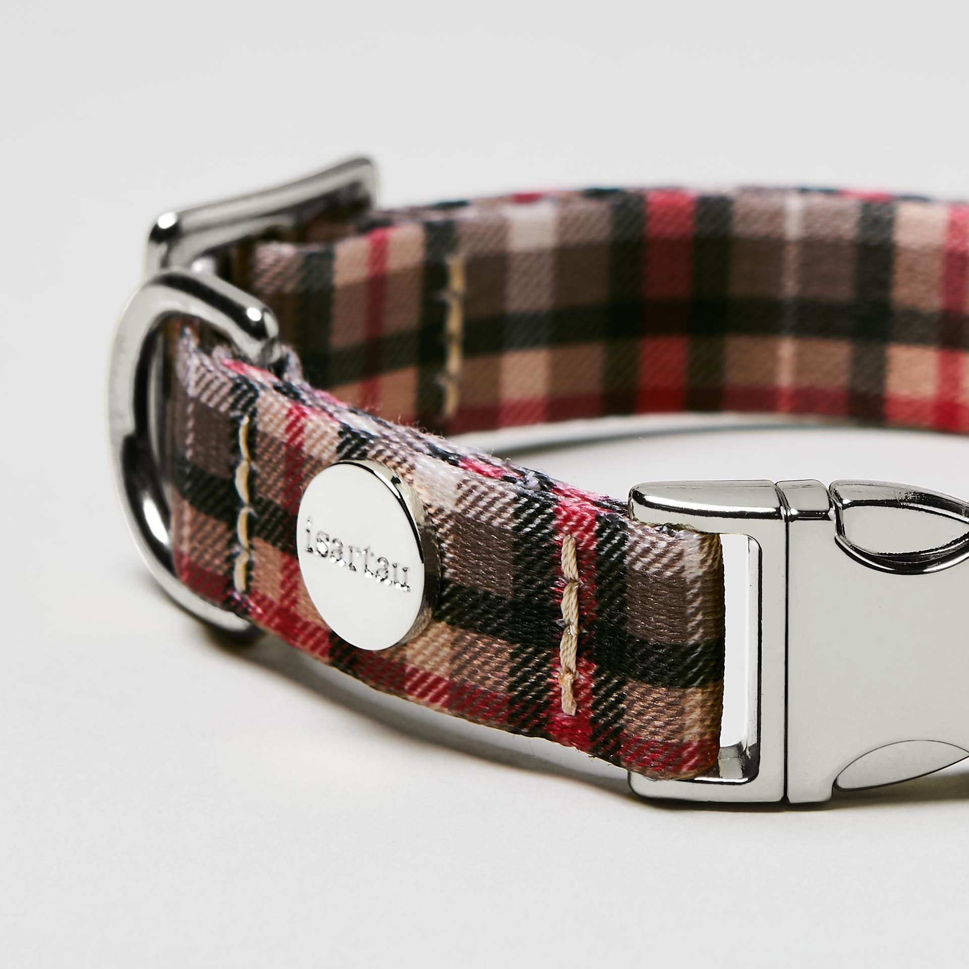 Nahaufnahme verstellbares Welpenhalsband „Flaneur“, Gurtband mit Karomotiv, silberfarbene Schließe.