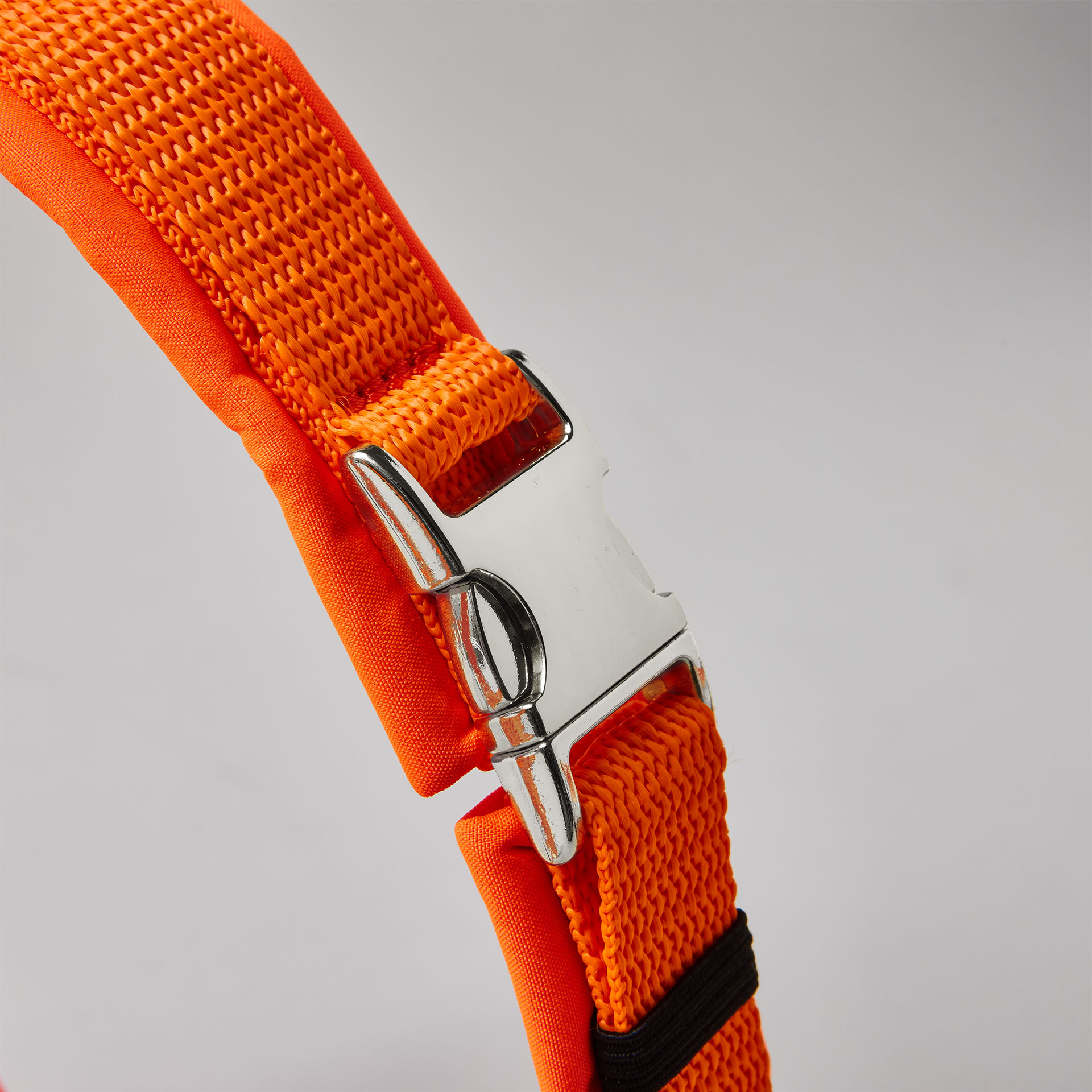 Verstellbare silberfarbene Steckschließe am Bauchgurt, neonorangenes Hundegeschirr