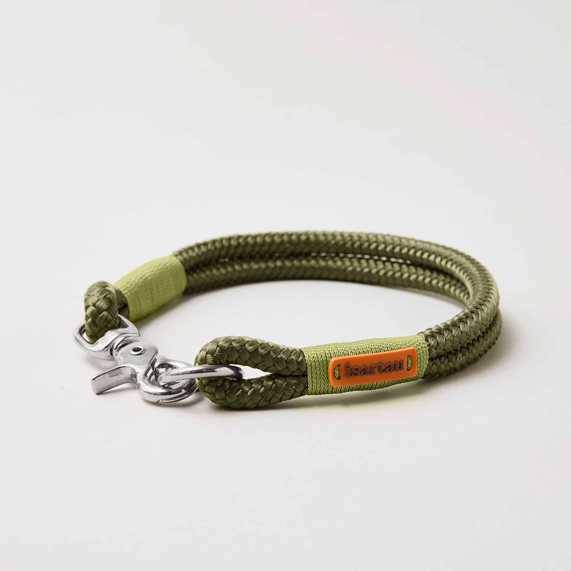 Feste Halsung aus Tau Olive Grove Moos, 10 mm mit silberfarbenen Beschlägen, olivfarbenes Softtau mit moosgrüner Takelung