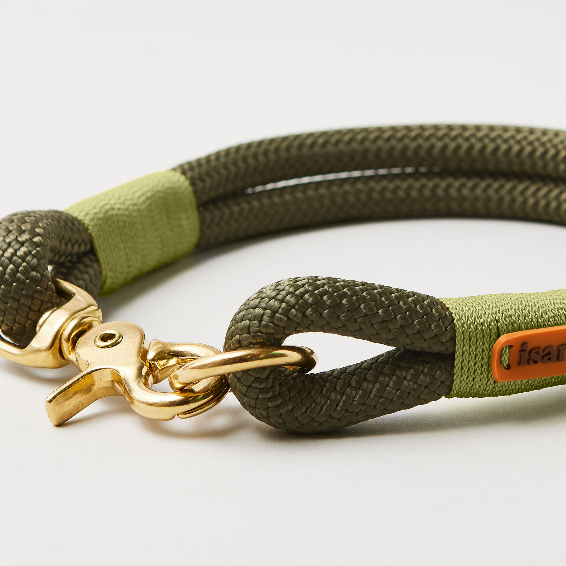 Detail Ring und Karabiner am Modell Feste Halsung Olive Grove Moos mit Messing-Beschlägen, olivfarbenes Kletterseil mit moosgrüner Takelung