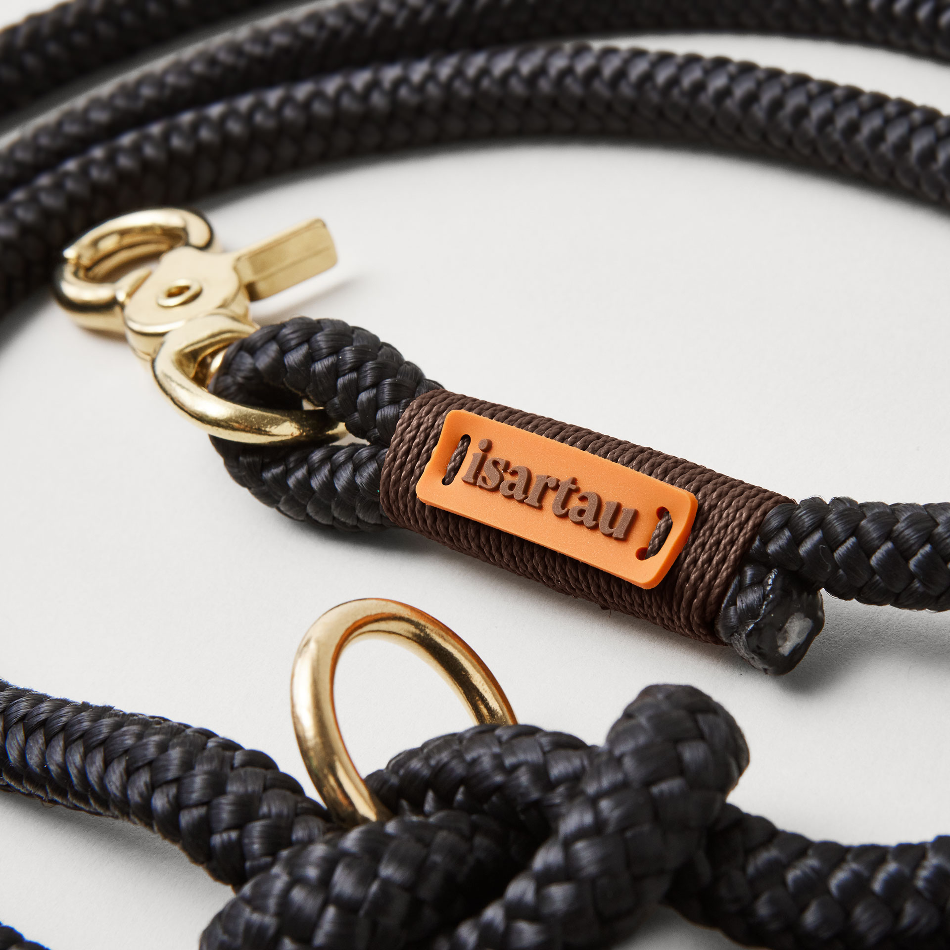 Detail isartau-Logo, feine Gravur auf schwarzem Tau und dunkelbrauner Takelung