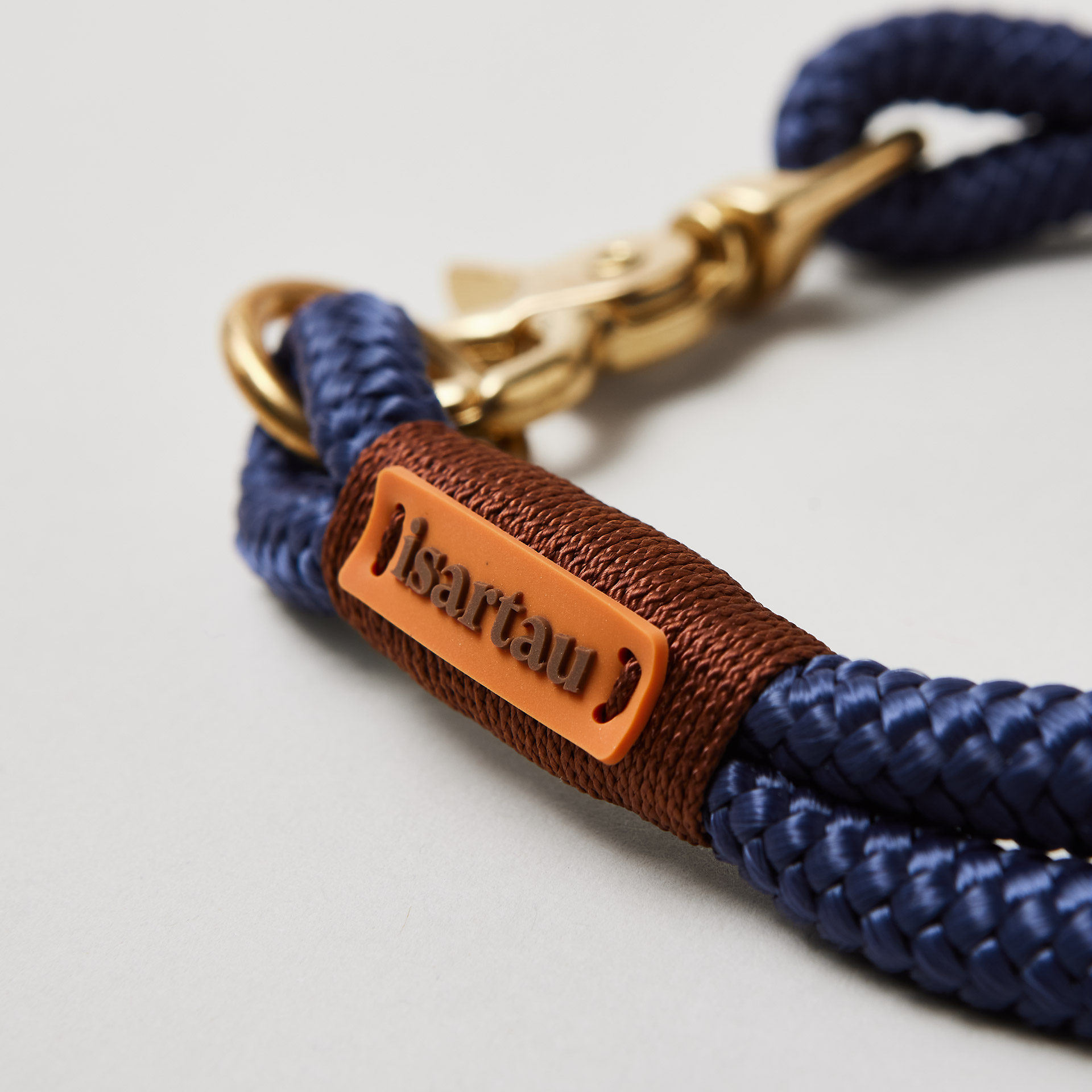 Detail Ring und Scherenkarabiner am Modell Feste Halsung, Farbe Indigo Sea Kastanie mit Messingbeschlägen, dunkelblaues Tau mit brauner Takelung