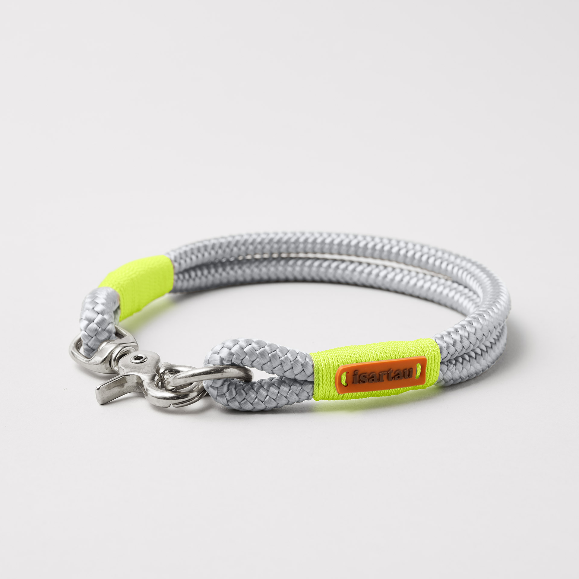Feste Halsung aus Tau in der Farbe Pebble Stone Neongelb, 10 mm mit silberfarbenen Beschlägen, hellgraues Tau mit neongelber Takelung